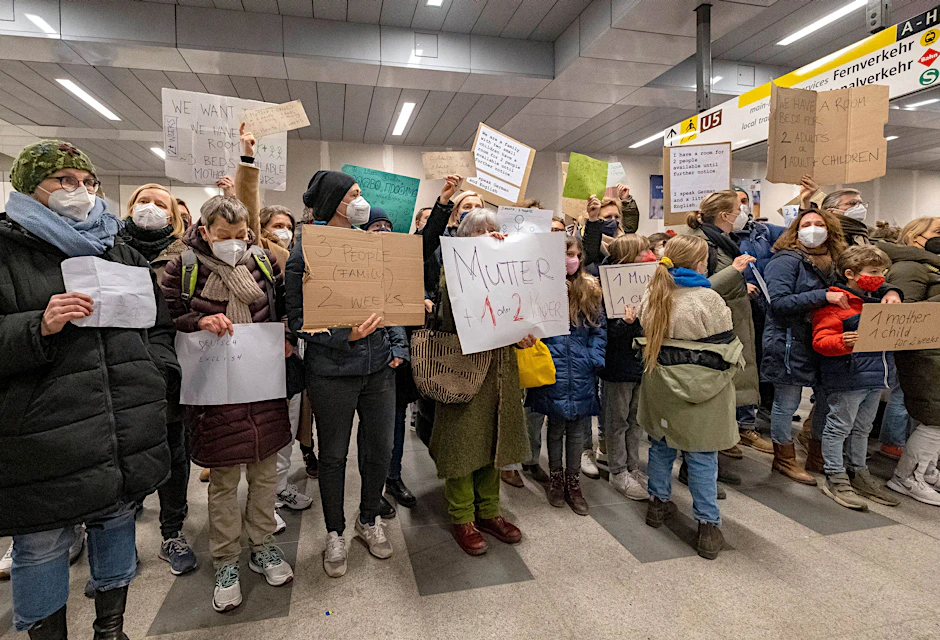 Viele Berlinerinnen und Berliner sind hilfsbereit, so wie hier Anfang März am Hauptbahnhof.
