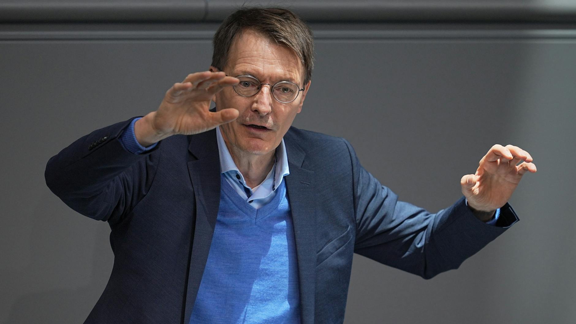 Karl Lauterbach (SPD), Bundesminister für Gesundheit, spricht im Plenum im Bundestag in der Debatte zum Infektionsschutzgesetz.