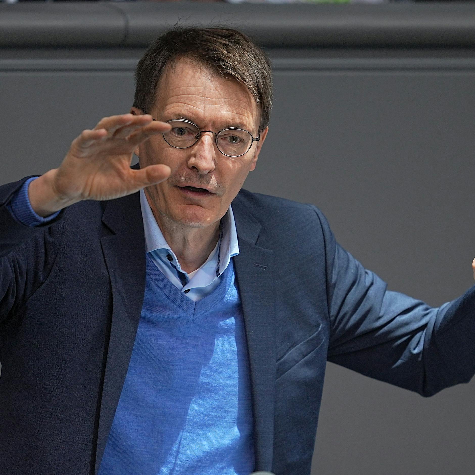 Bundestag stimmt für Corona-Gesetz, Lauterbach spricht von „Kompromiss“