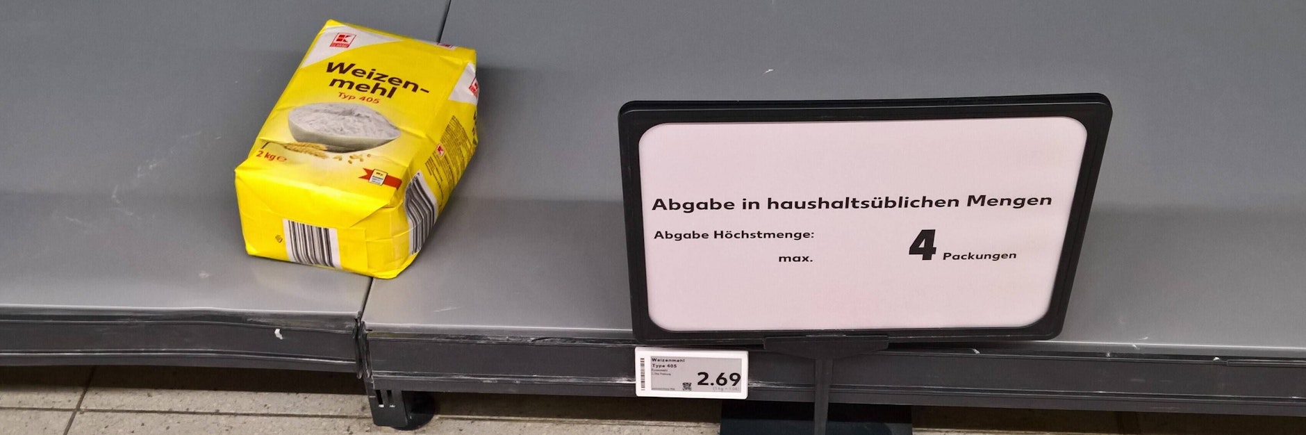 Ein leer gekauftes Supermarktregal: Produkte wie Mehl, Sonnenblumenöl und Toilettenpapier sind bereits Mangelware im Supermarkt.