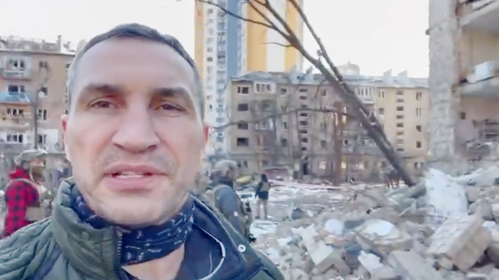 Kiews Bürgermeister Klitschko zeigt seinen Twitter-Followern die Verwüstungen in einem Wohnviertel der Hauptstadt.