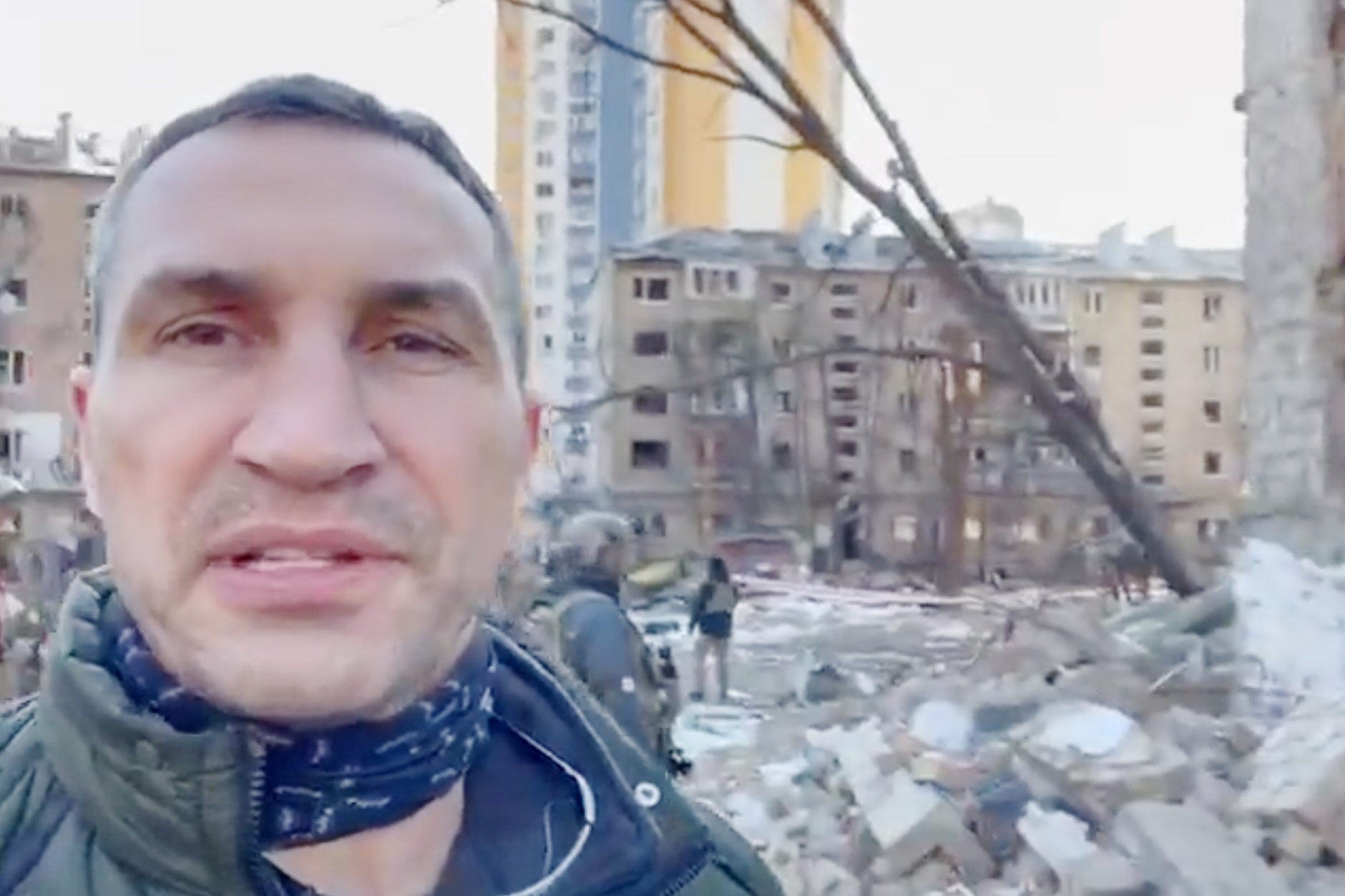 Kiews Bürgermeister Klitschko zeigt seinen Twitter-Followern die Verwüstungen in einem Wohnviertel der Hauptstadt.