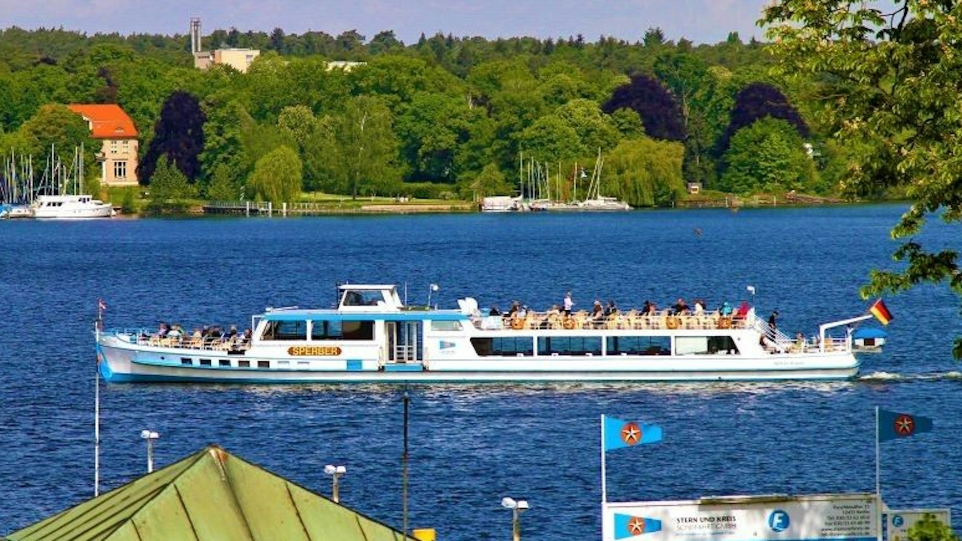 Fernab vom Trubel der Hauptstadt lädt eine Fahrt über den Wannsee zum Träumen ein. Lassen Sie sich vom sanften Wellengang tragen und genießen Sie die Ruhe, die einzigartige Natur und die beeindruckenden Panoramen entlang der 7-Seen-Route – ein echtes Berliner Sommererlebnis.