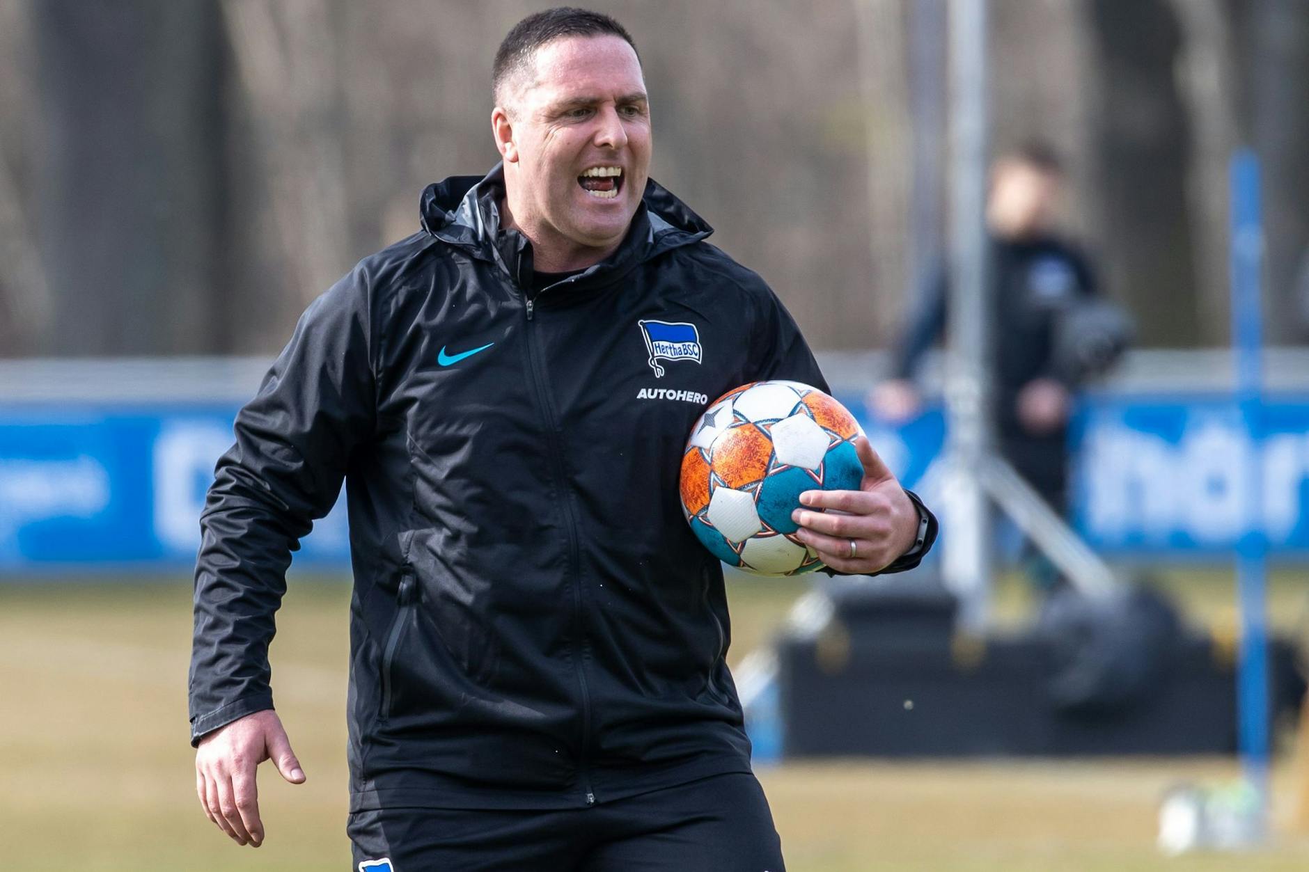 Herthas neuer Co-Trainer Mark Fotheringham gibt lautstark den Ton auf dem Schenckendorffplatz an.