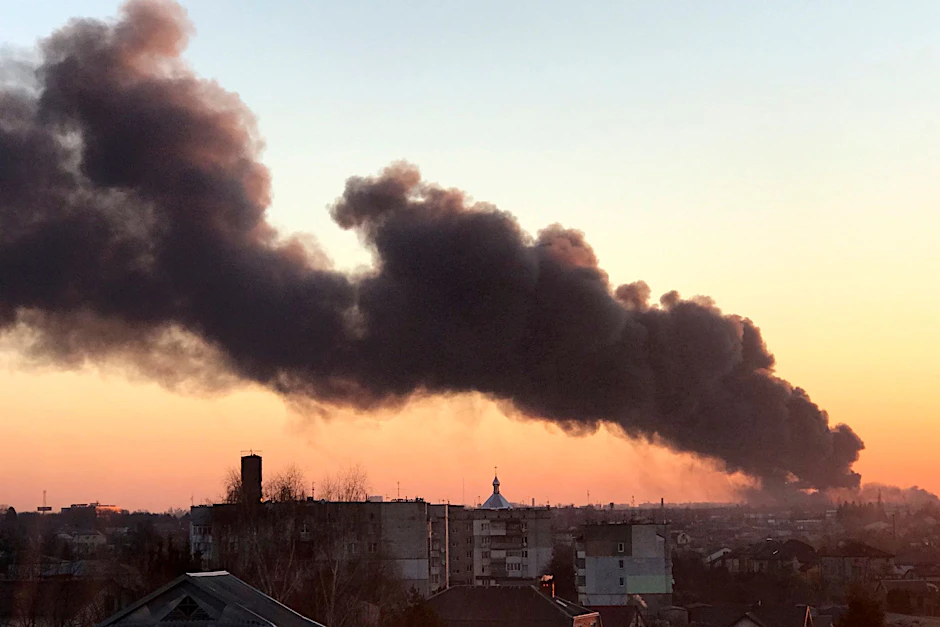 Bürgermeister von Lwiw: Russische Streitkräfte greifen Flughafengelände an