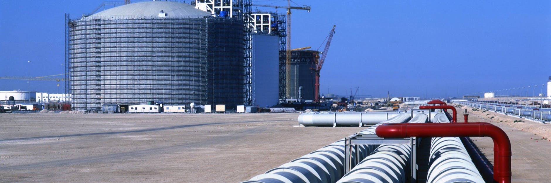Flüssiggas-Tanks in Katar – das Land soll auch bald Deutschland stärker beliefern.