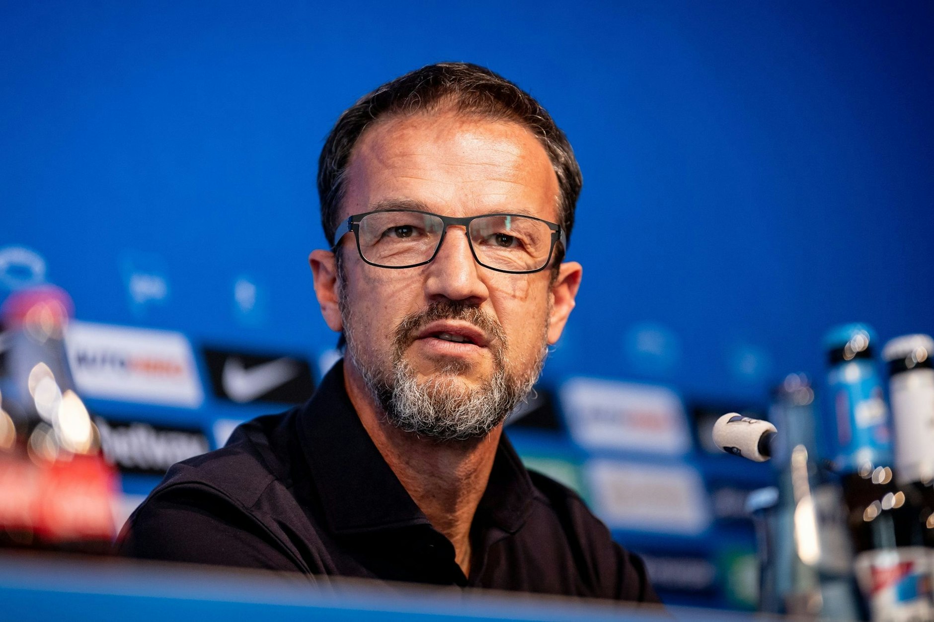 Fredi Bobic kann den Corona-Ausfall vom neuen Trainer Felix Magath nur noch mit Galgenhumor ertragen.