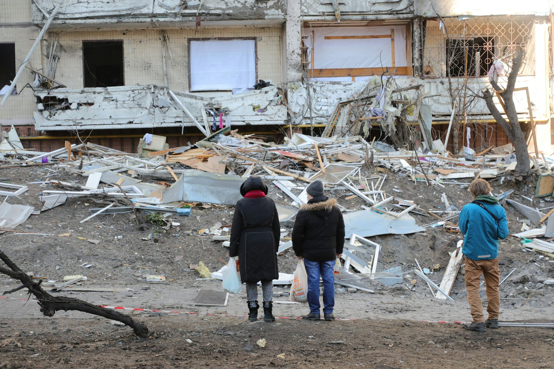 Anwohner stehen vor den Trümmern ihrer Häuser in der ukrainischen Hauptstadt Kiew.