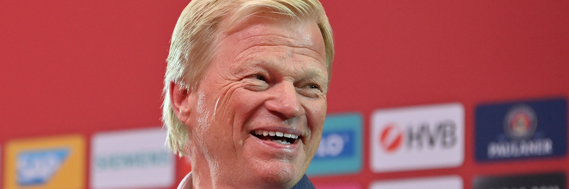 Vorstandsboss Oliver Kahn hat gut lachen: Nicht Real Madrid, nicht der FC Chelsea, auch nicht ManCity. Es geht im Viertelfinale „nur“ gegen Villarreal.