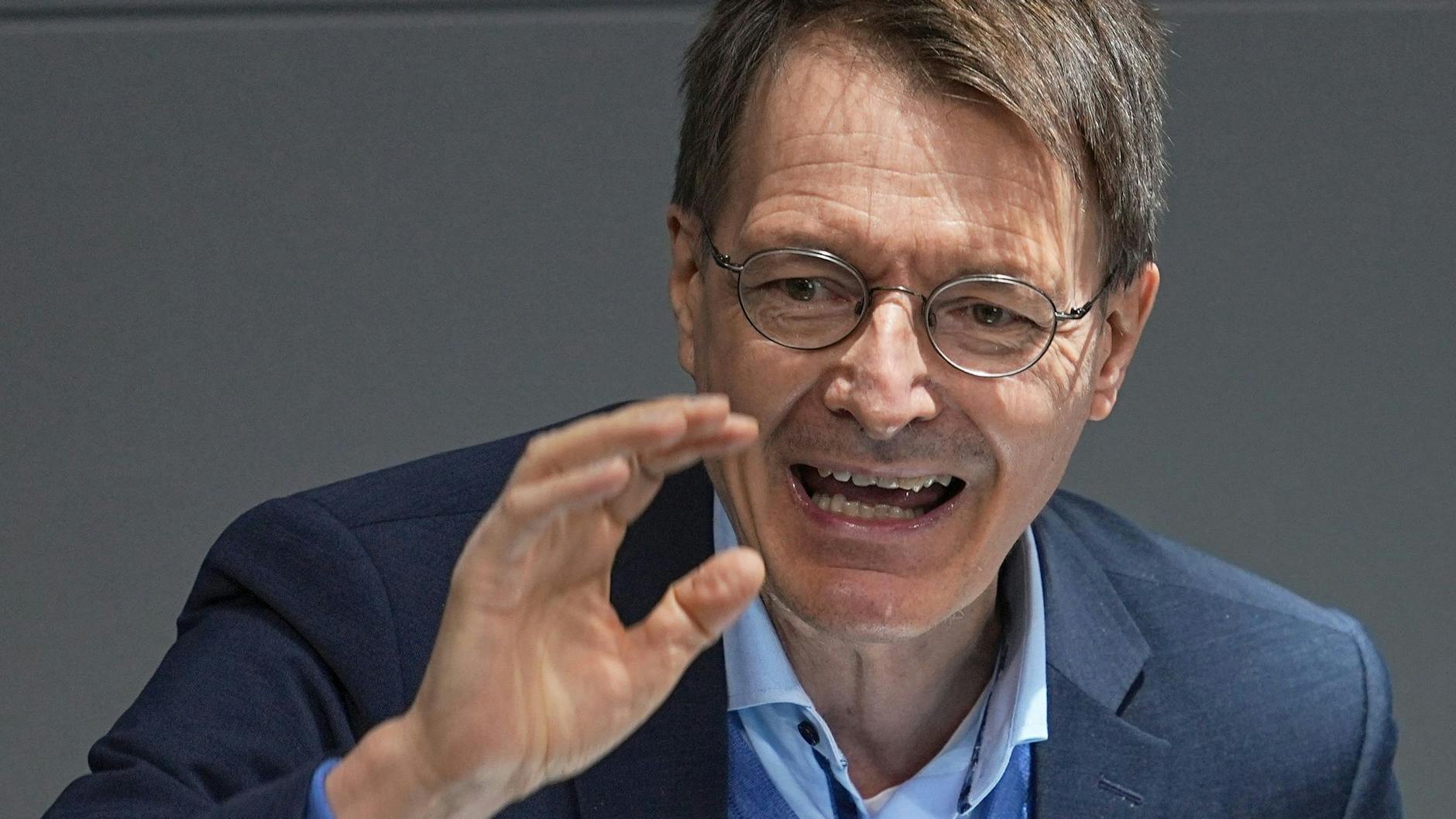 Karl Lauterbach (SPD), Bundesminister für Gesundheit, fordert Pflegeheime auf, die Maskenpflicht einzuhalten.