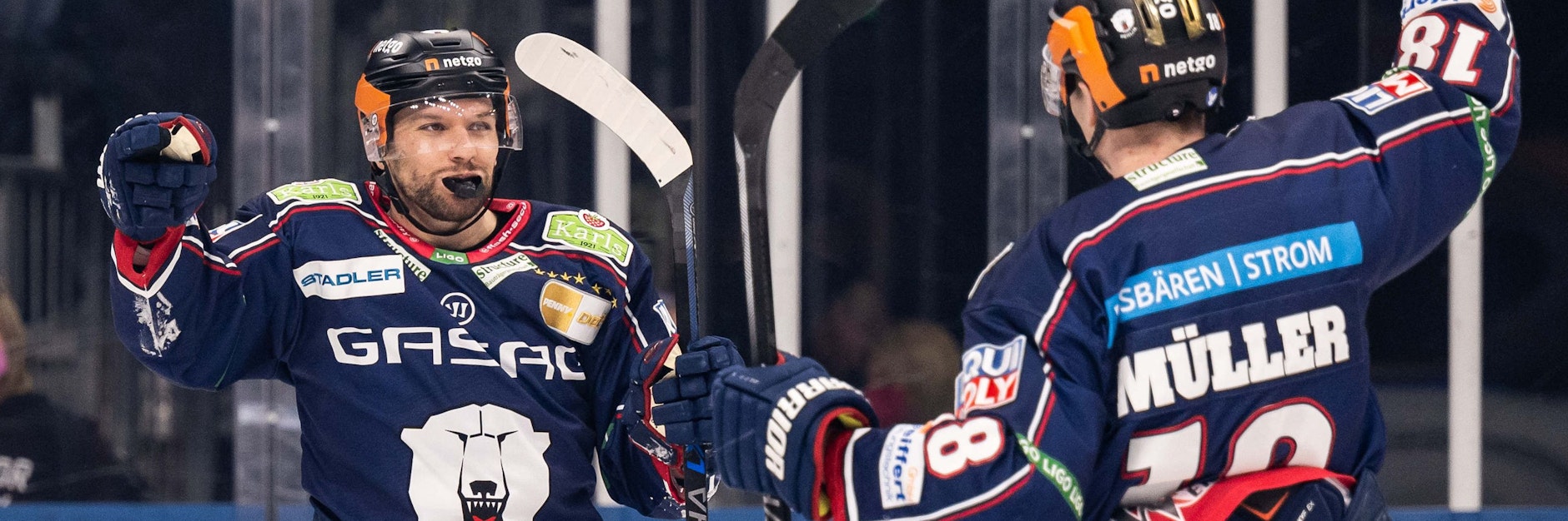 Eisbär Zach Boychuk feiert mit Vorbereiter Jonas Müller sein 1:0 gegen die Wolfsburg Grizzlys.