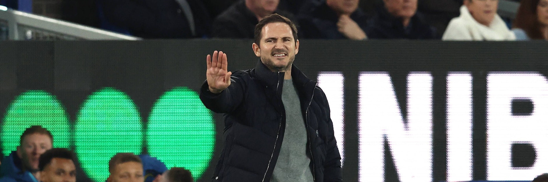 Evertons Trainer Frank Lampard hatte nach dem Torjubel Schmerzen – Hand gebrochen.