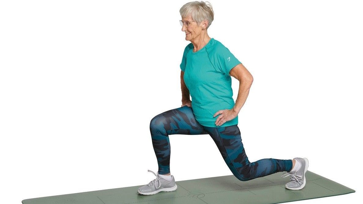 Mit dem Ausfallschritt trainiert Erika Rischko ihre Bein- und Pomuskulatur.