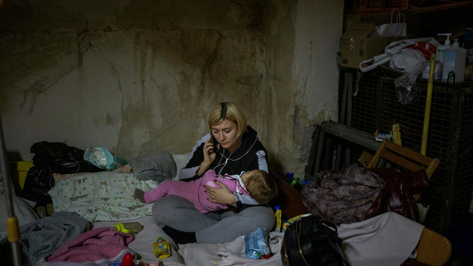 Eine Frau verschanzt sich mit ihrem Kind im Keller des Kinderkrankenhauses Okhmadet in der ukrainischen Hauptstadt Kiew. In der Ukraine gibt es mehr als tausend krebskranke Kinder, die behandelt werden müssen.
