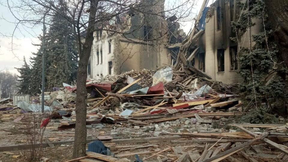Dieses Bild zeigt die Trümmer des bombardierten Theaters in Mariupol, unter denen noch Hunderte Menschen eingeschlossen sein sollen.