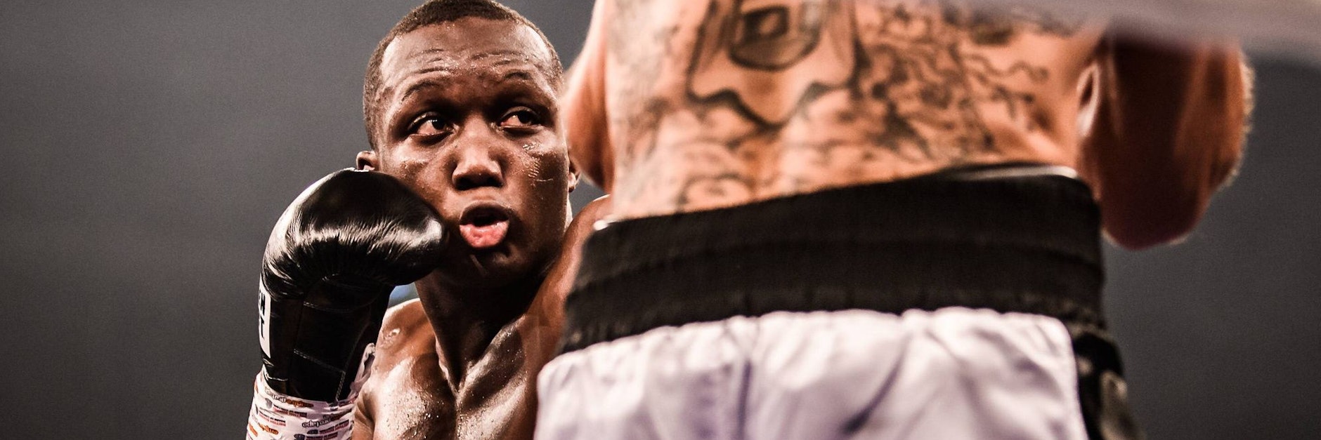 Berlins Halbmittelgewichtler Abass Baraou hat am Samstagabend den Argentinier Damian Chaves genau im Blick.