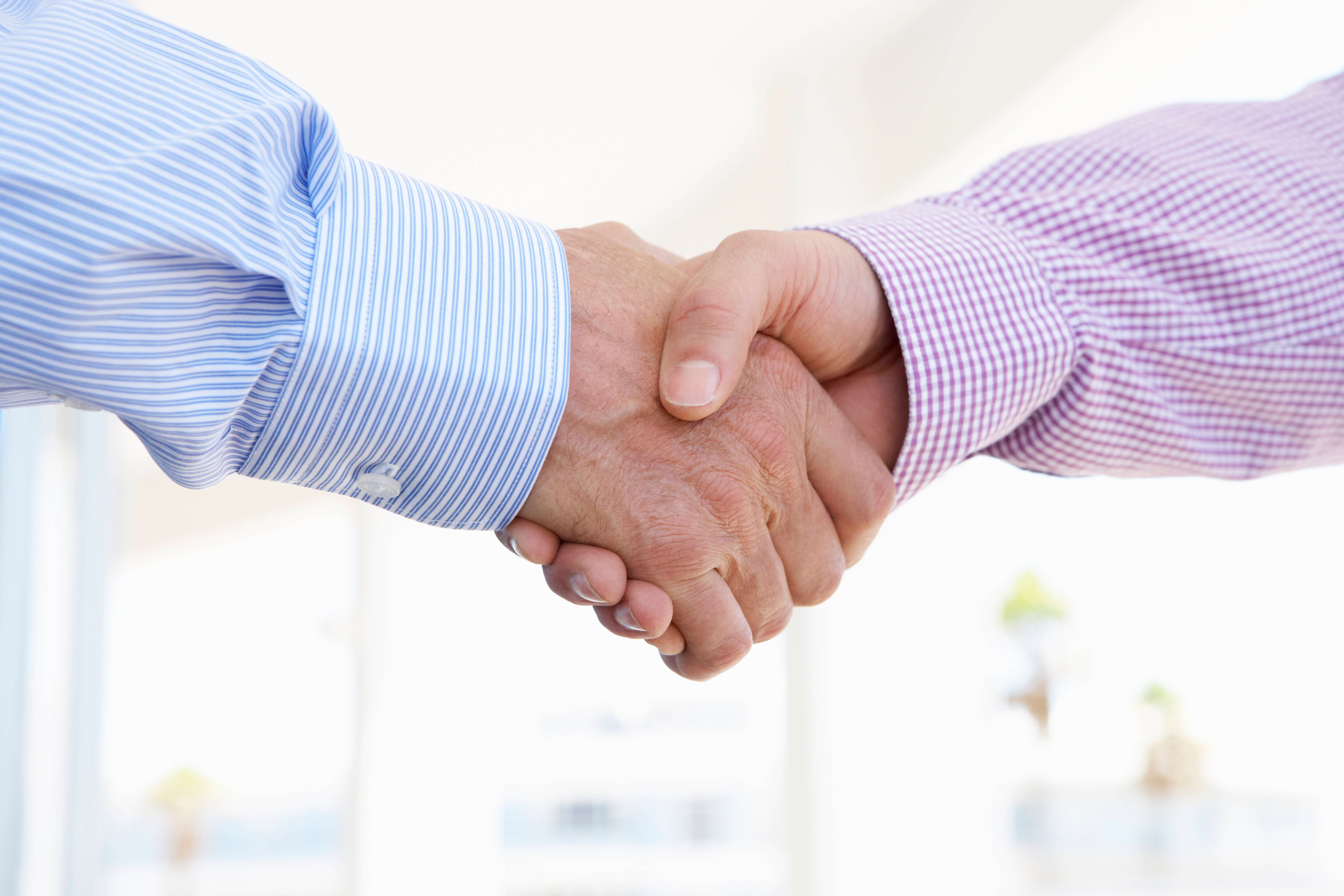 Studie: Ein schlaffer Händedruck kann ein Anzeichen für diese Krankheit sein