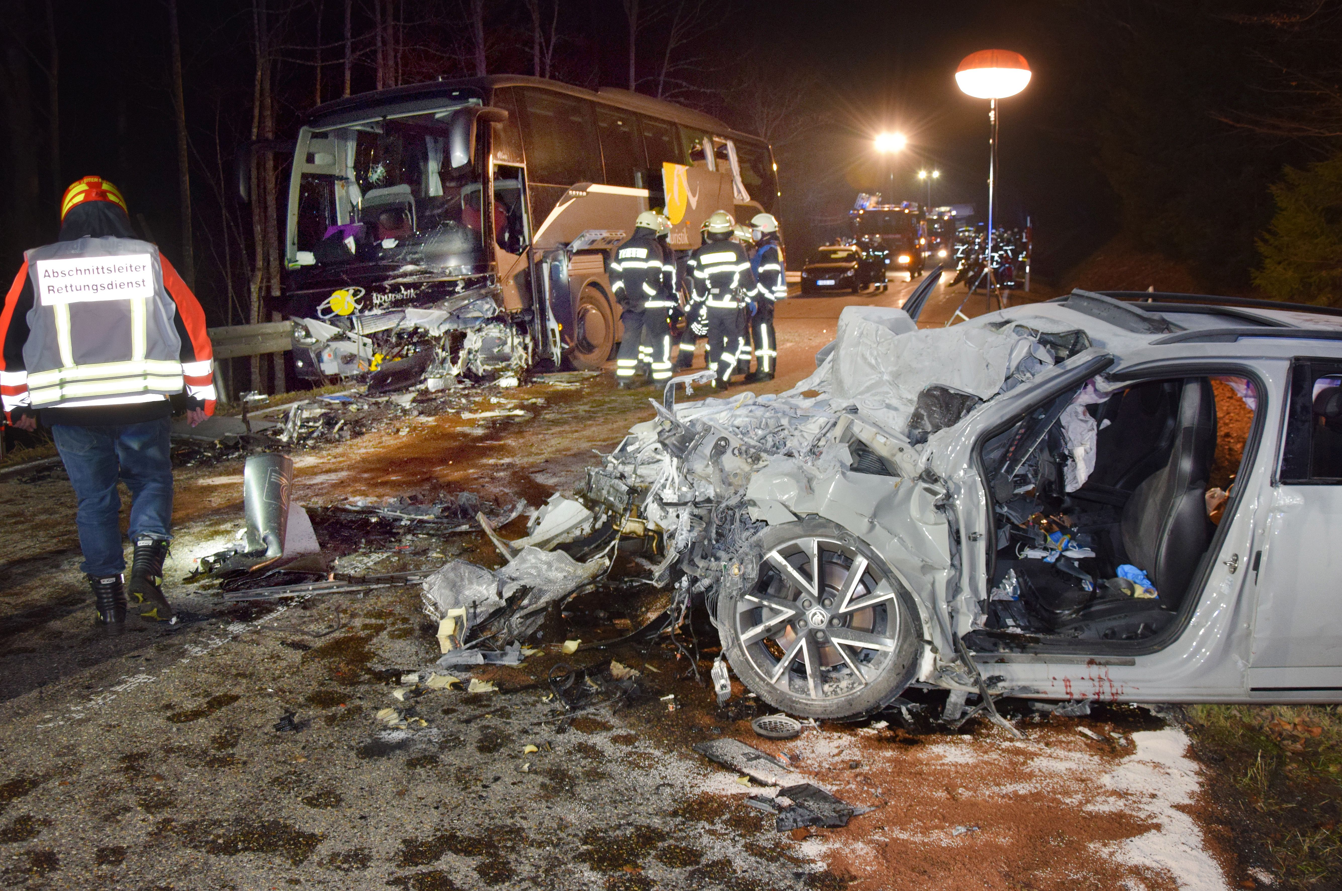 Horrorcrash im Schwarzwald: Auto rast frontal in Reisebus