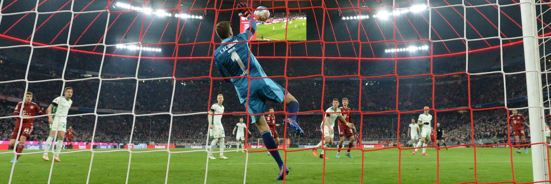 Union-Goalie Andreas Luthe streckt sich vergeblich: Mit Kingsley Comans Treffer zum 1:0 nahm das Unheil aus Sicht der Köpenicker seinen Lauf.