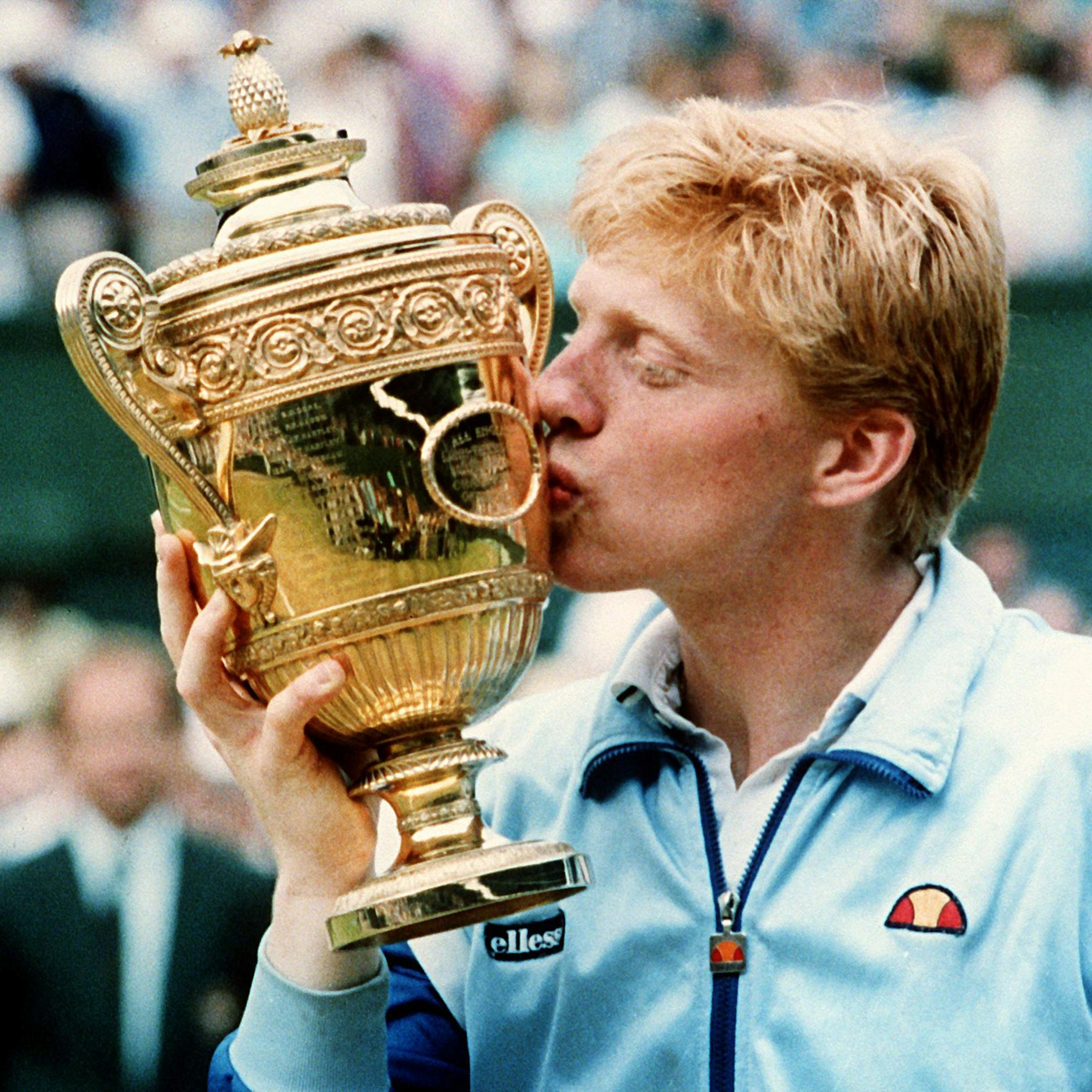 Der damals 18-jährige Tennisspieler Boris Becker aus Leimen küsst den Pokal, nachdem er zum zweiten Mal in Folge das Herren-Einzel-Finale in Wimbledon gewonnen hat. Einer der Pokale soll verschwunden sein.