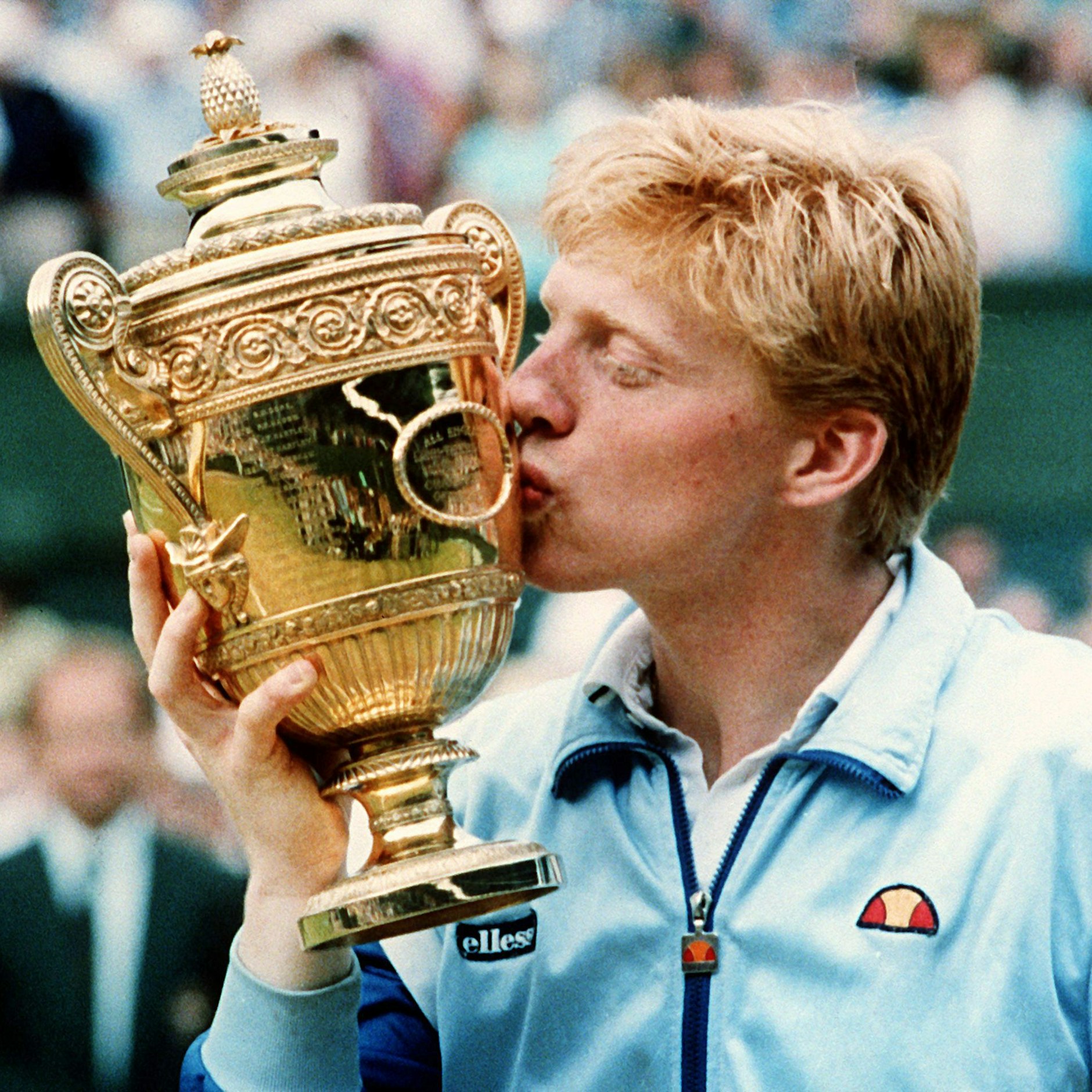 Der damals 18-jährige Tennisspieler Boris Becker aus Leimen küsst den Pokal, nachdem er zum zweiten Mal in Folge das Herren-Einzel-Finale in Wimbledon gewonnen hat.