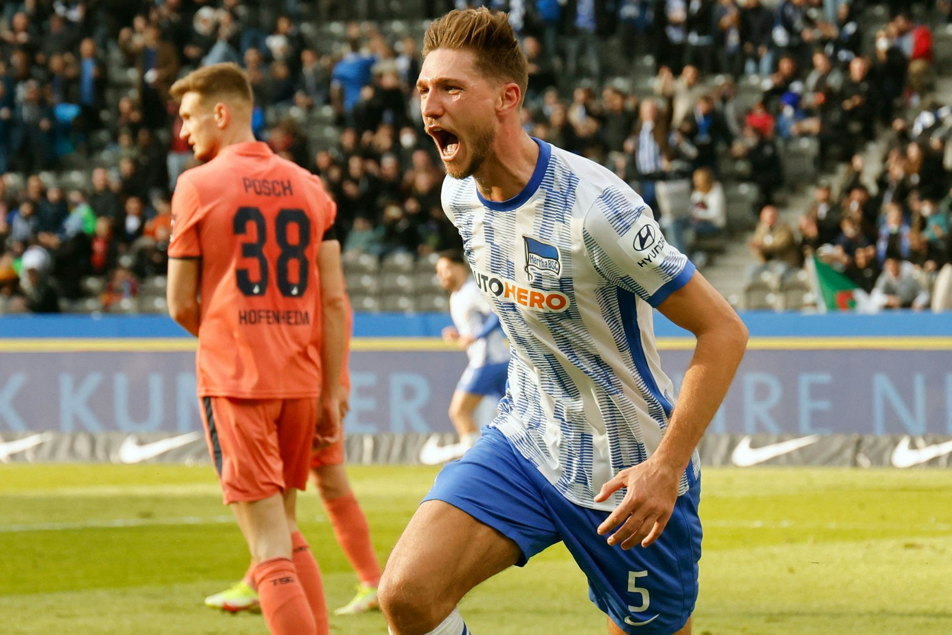 Nikls Stark brüllt seine Freude heraus. Er machte das 1:0 in der 39. Minute.