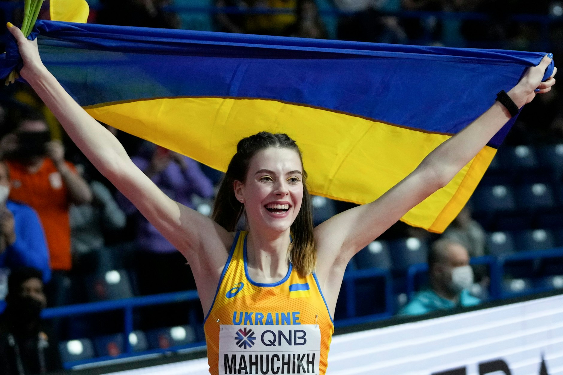 Die Ukrainerin Jaroslawa Mahutschich jubelt mit der Landesfahne nach dem Gewinn der Goldmedaille.