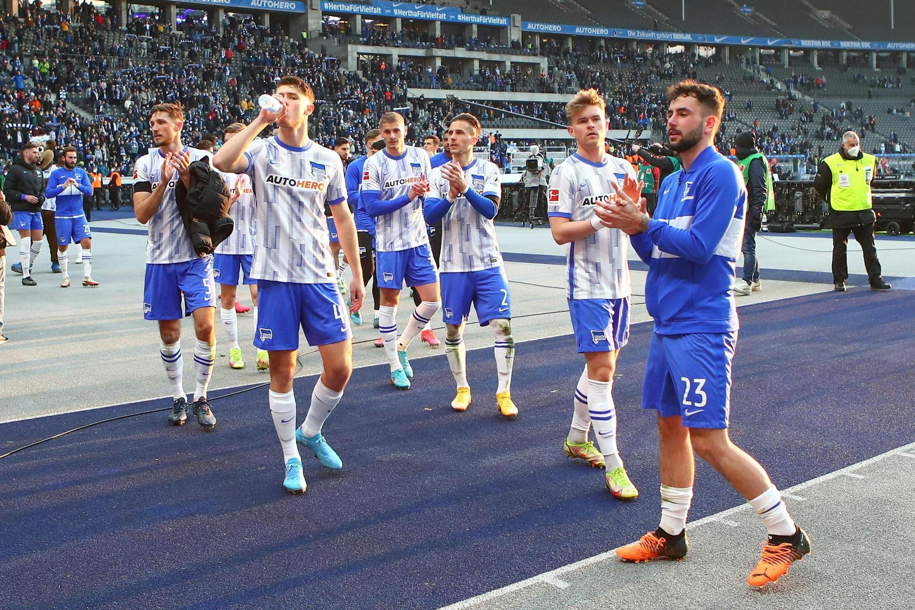 Herthas Spieler sind erschöpft und gehen zu den Fans in die Ostkurve.