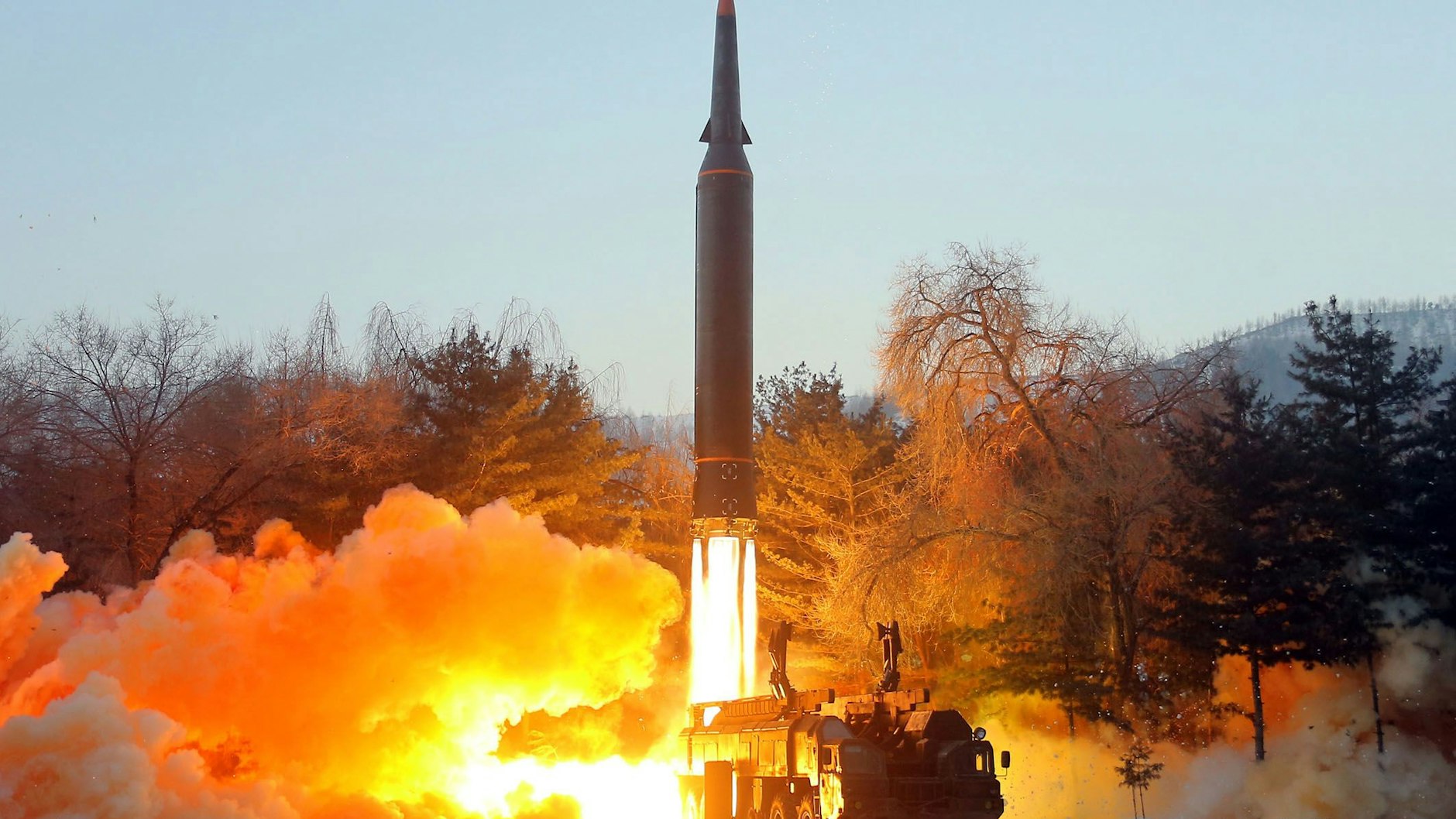 Test einer Hyperschallrakete in Nordkorea: Russland will die neuartigen, unaufhaltbaren Raketen im Ukraine-Krieg eingesetzt haben.
