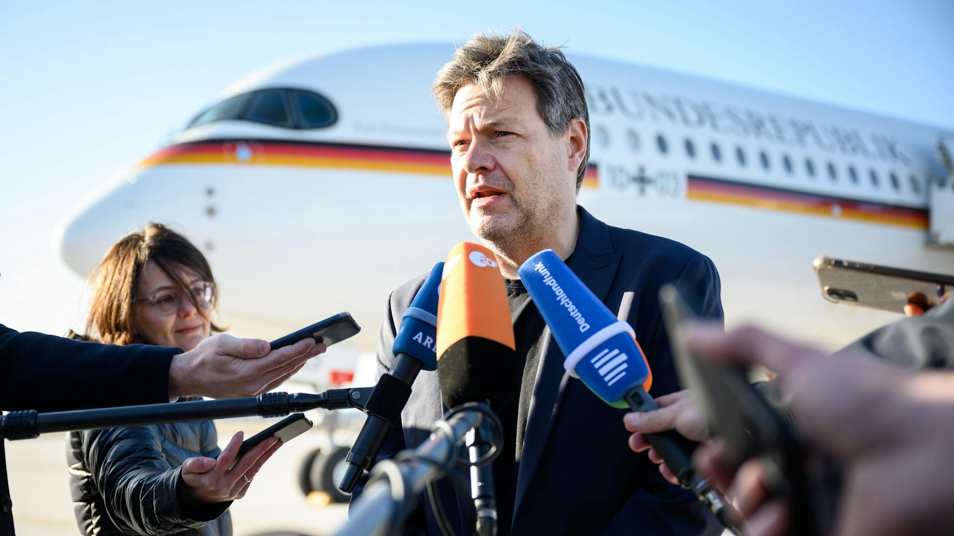 Robert Habeck (Bündnis 90/Die Grünen), Bundesminister für Wirtschaft und Klimaschutz, reist zu einem dreitägigen Besuch an den Persischen Golf.