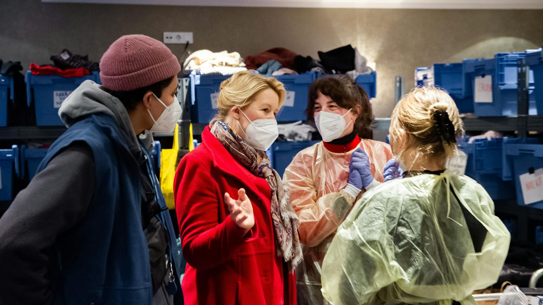 Franziska Giffey in einer Erstaufnahmestelle in Friedrichshain.