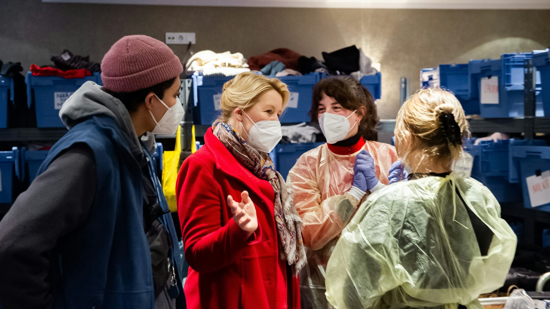 Franziska Giffey in einer Erstaufnahmestelle in Friedrichshain.