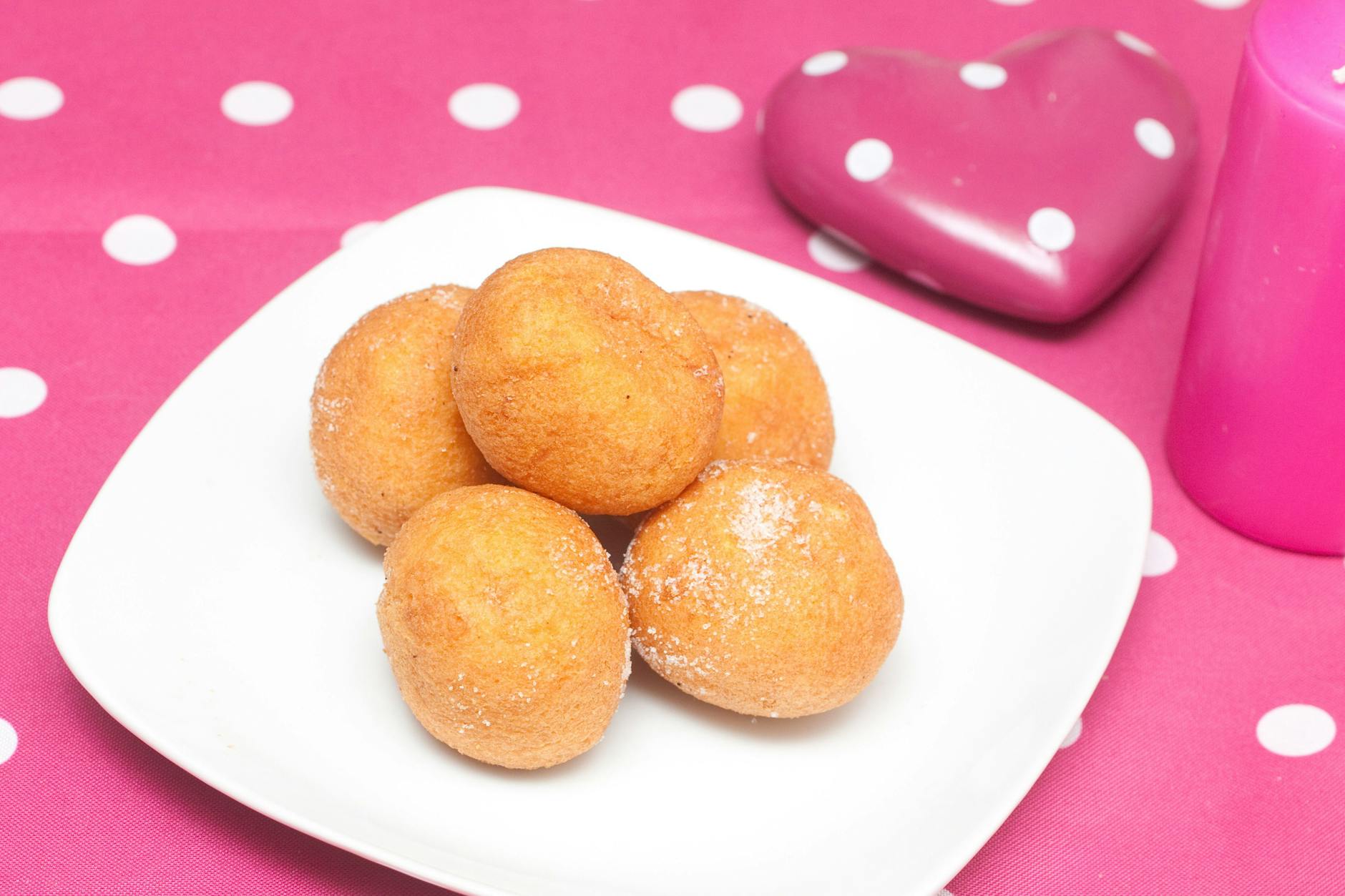 Saftiger Teig und drumherum eine süße Zuckerkruste - so müssen Quarkbällchen sein.