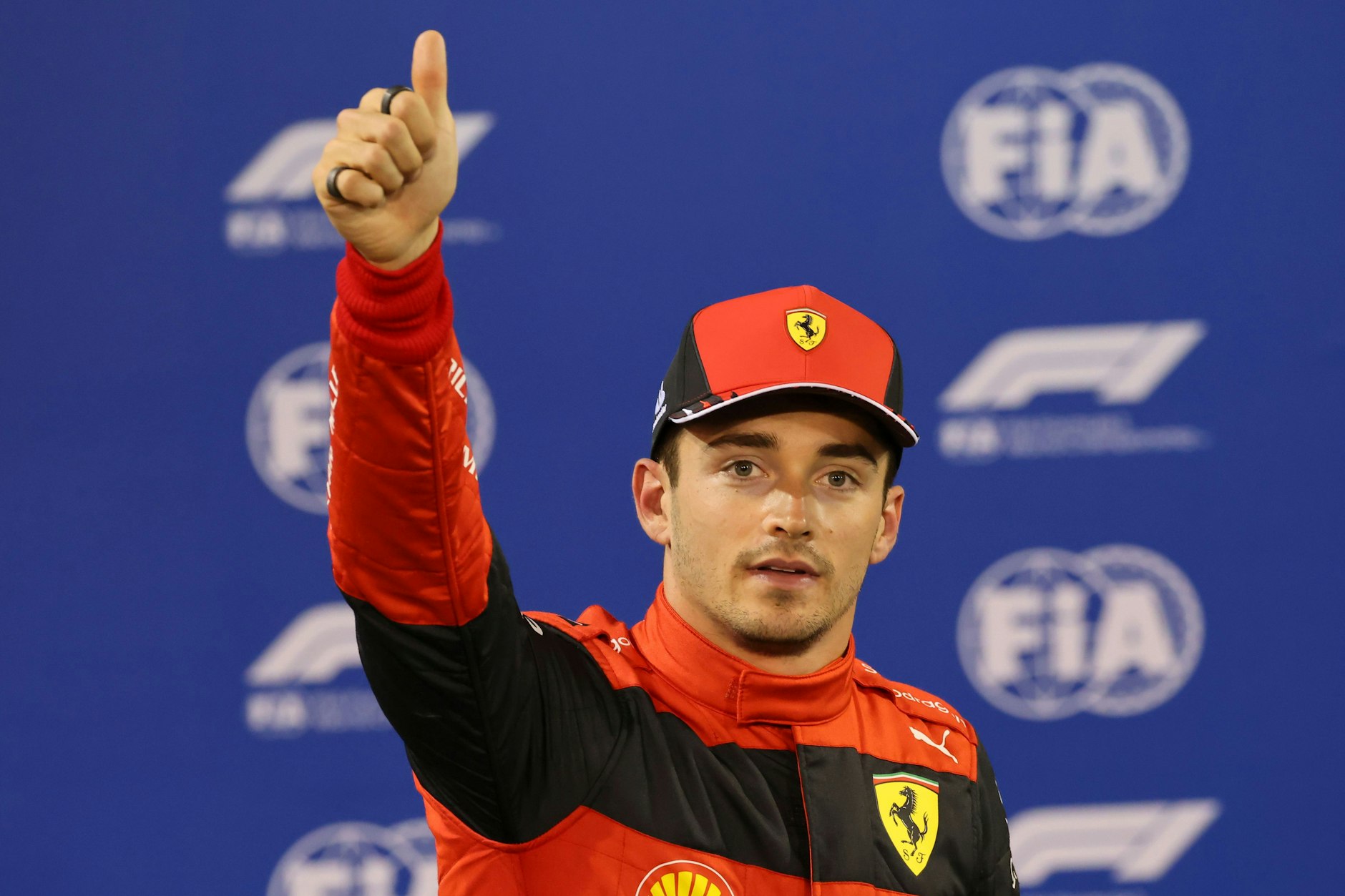 Daumen hoch: Ferrari-Star Charles Leclerc freut sich über Startplatz 1 am Sonntag beim Formel-1-Saisonstart in Bahrain.
