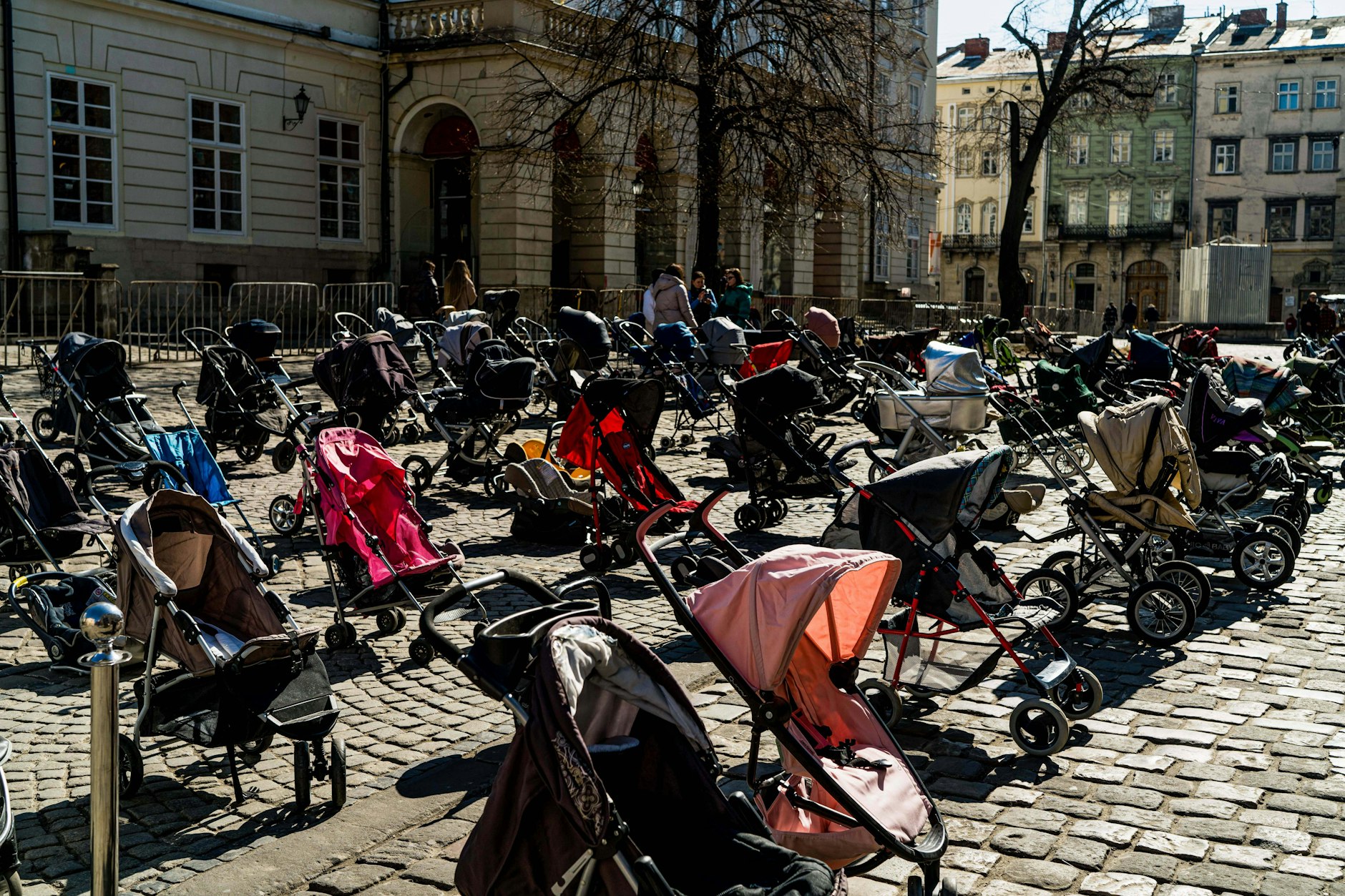 Leere Kinderwagen statt strahlender Kindergesichter - 109 Kinder starben bisher im Krieg.