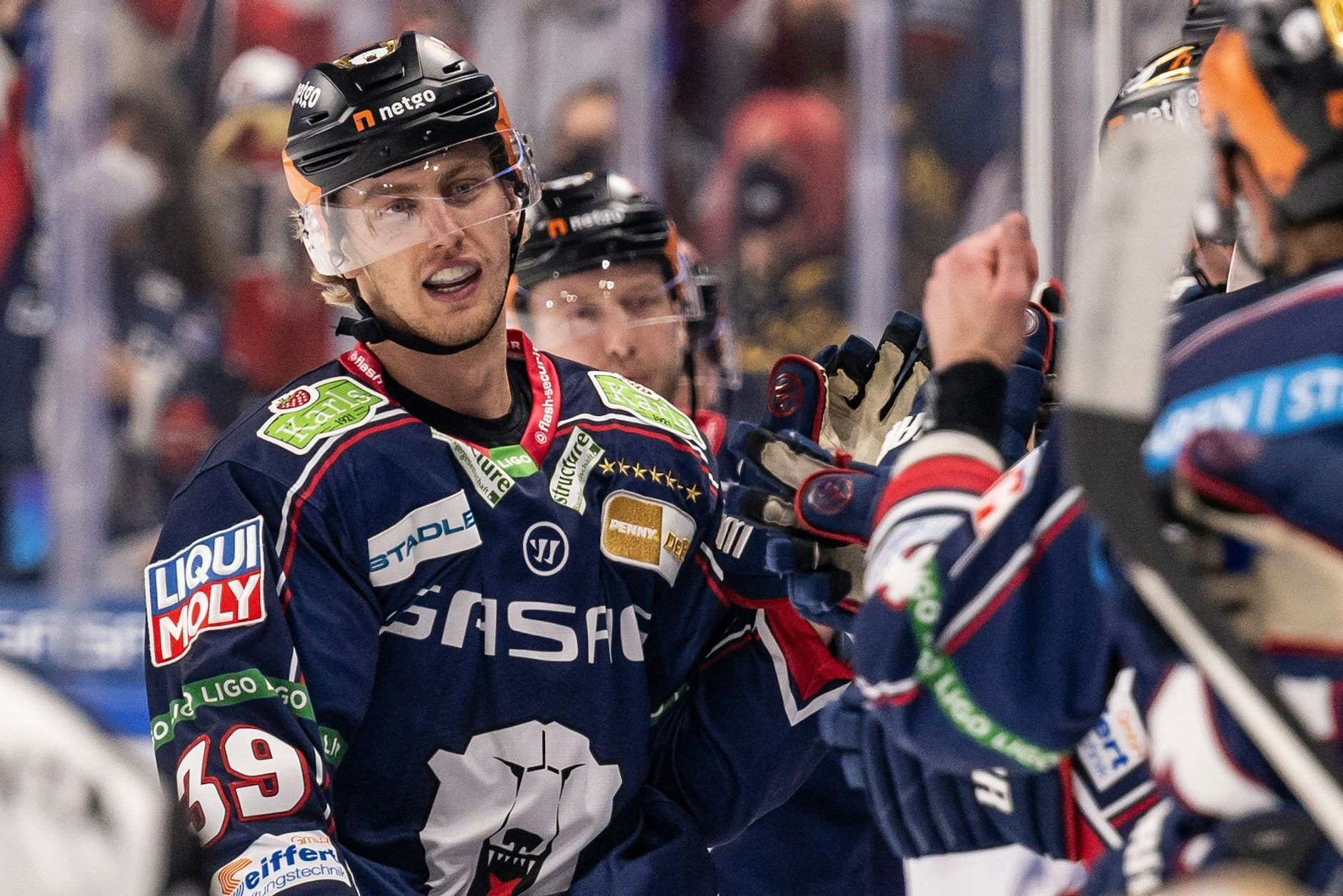 Da ist die Freude mehr innen als außen: Johan Södergran klatscht mit der Eisbärenbank nach seinem ersten DEL-Tor ab.