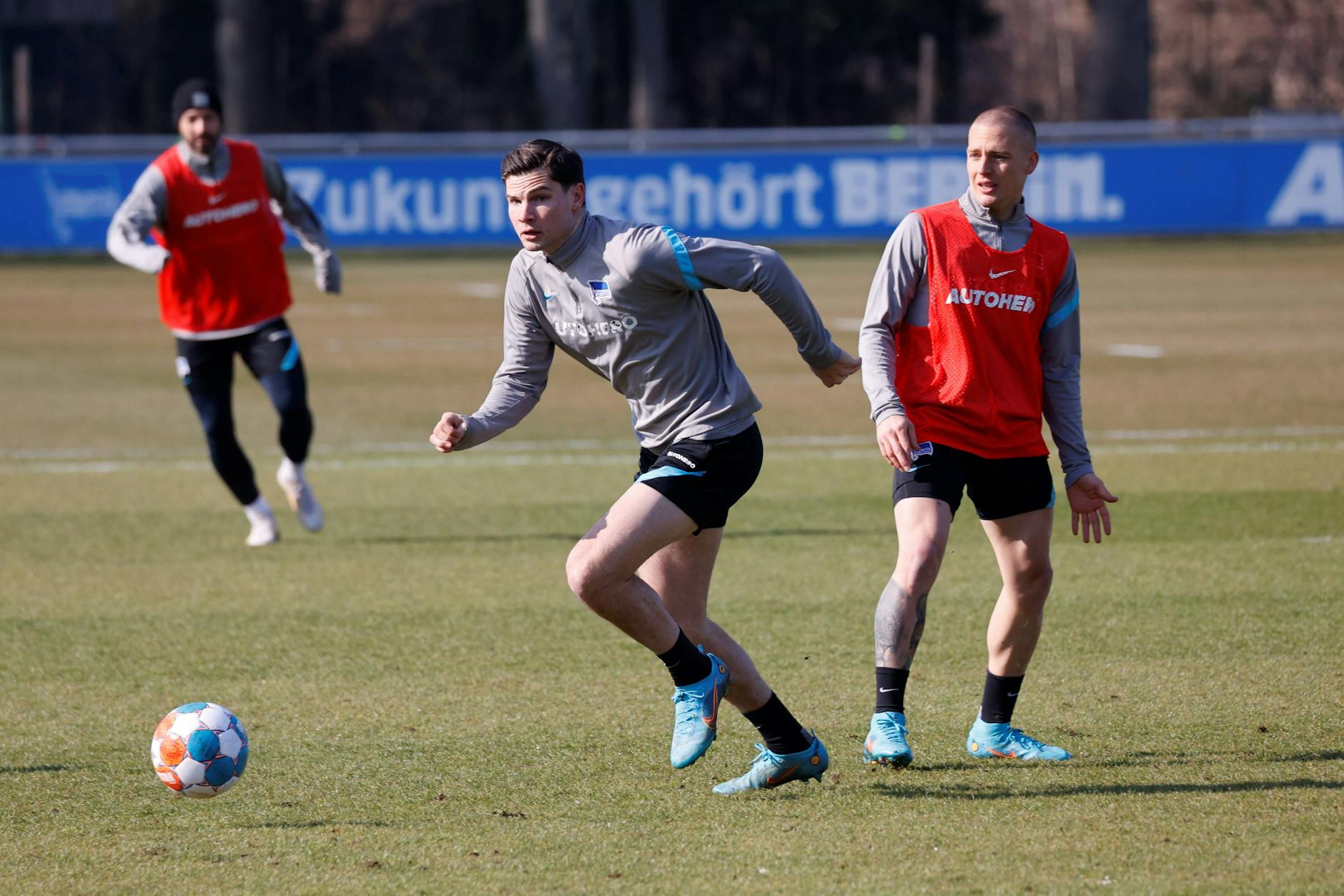 Herthas Marvin Plattenhardt, Jurgen Ekkelenkamp und Santiago Ascacbar (v.l.) beim Trainingsspiel am Sonntag.