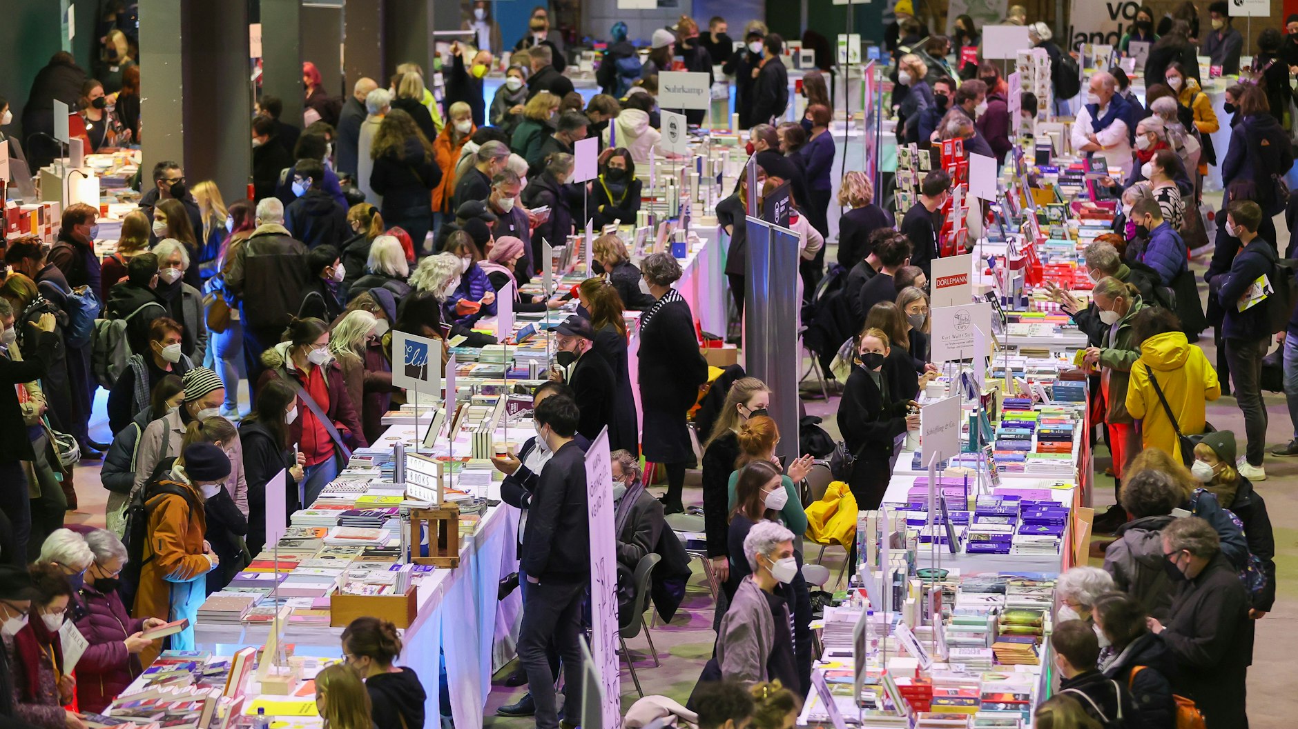 Zahlreiche Gäste besuchen die Verlage im Werk 2. Alle zwei Stunden kommt ein neuer Schwung.