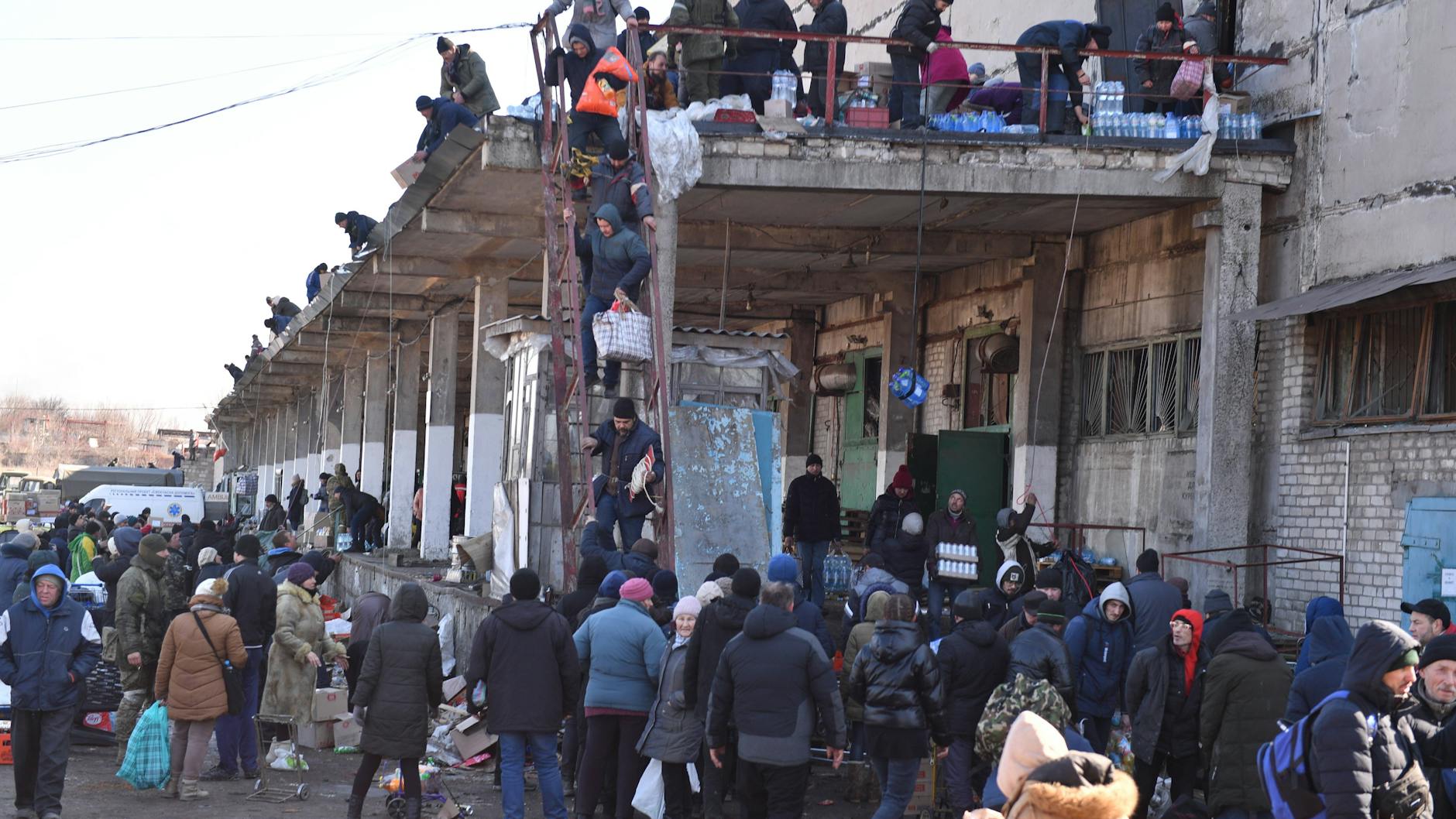 Einwohner von Mariupol drängen sich an einer Ausgabestelle für Trinkwasser. Die humanitäre Lage in der Stadt ist katastrophal.