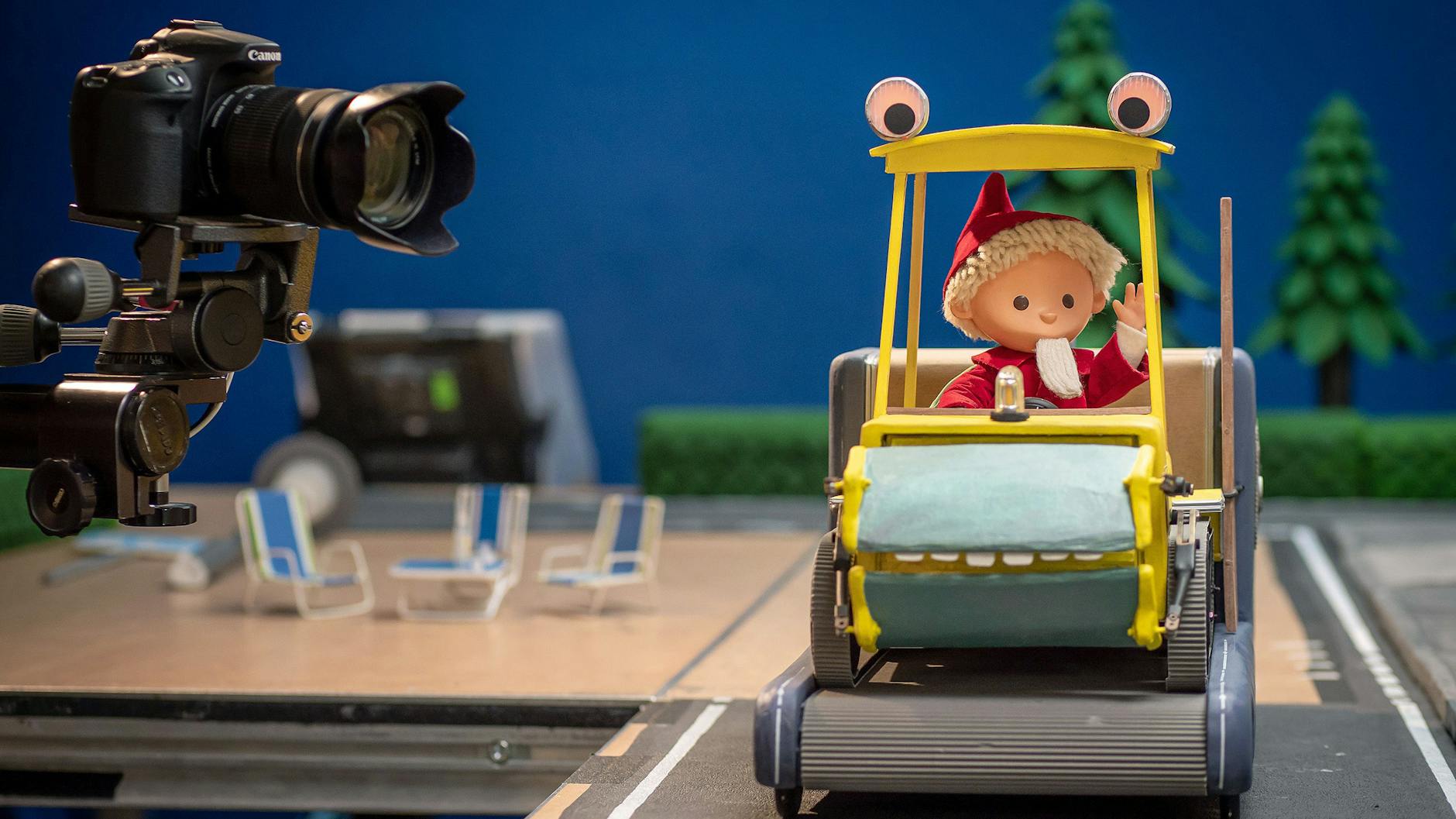 Hohe Ehrung für den DDR-Star: Der Sandmann dreht vor der Kamera in einem Recycling-Mobil seine Runden. Dafür gab es den Grimme-Preis. 