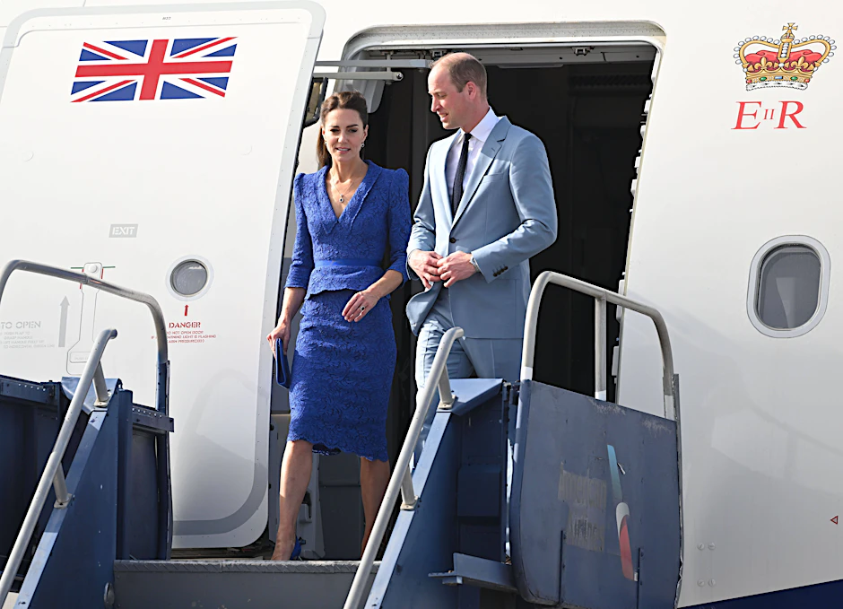 Im Zeichen der britischen Krone: Prinz William und Herzogin Kate landen in Belize.