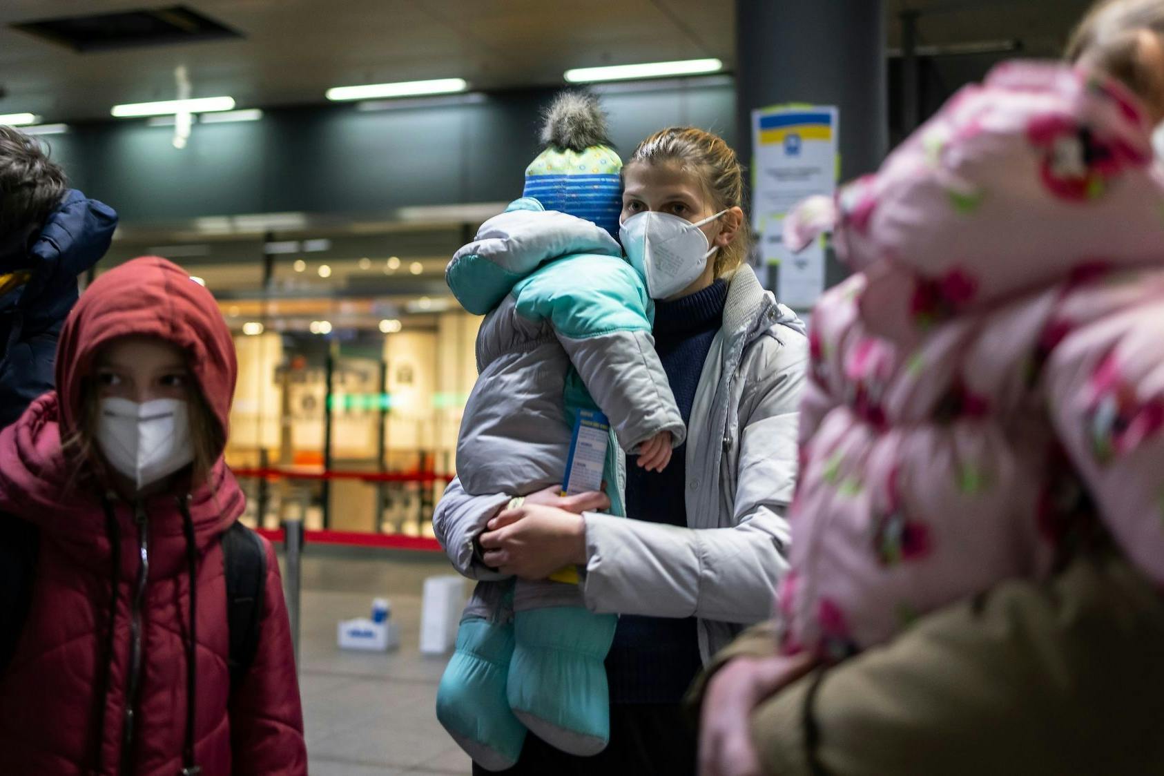 Eine junge Ukrainerin am Berliner Hauptbahnhof: Immer wieder nutzen Menschenhändler die Not der Geflüchteten aus.