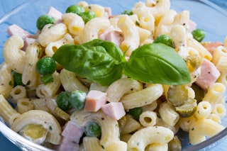 Der beste Nudelsalat der Welt! Mit diesem simplen Rezept gelingt der Klassiker mit Fleischwurst und Käse im Handumdrehen