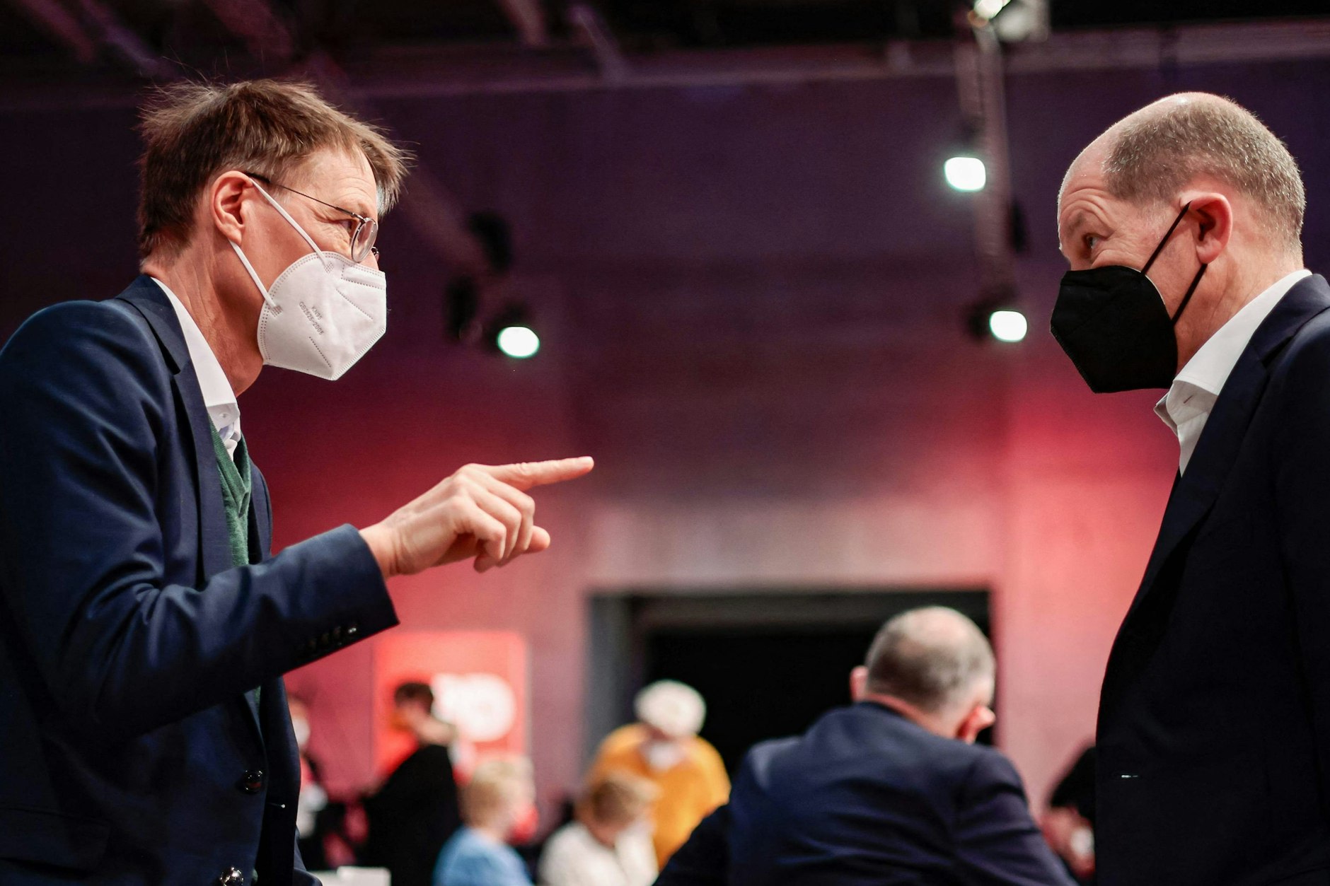 Bundesgesundheitsminister Karl Lauterbach (l.) und Bundeskanzler Olaf Scholz (r.): Die allermeisten Corona-Maßnahmen werden bundesweit vermutlich spätestens Anfang April fallen.