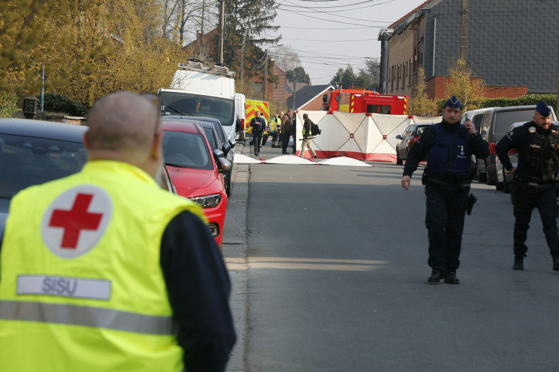 Einsatzkräfte am Unglücksort Strepy-Bracquegnies. Hier fuhr ein Auto in eine Menschenmenge: sechs Tote, Dutzende Verletzte.
