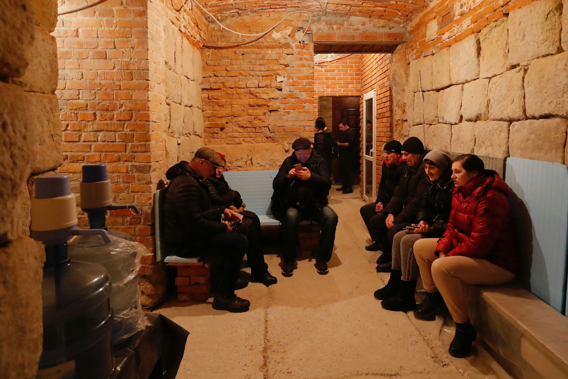 Menschen halten sich in einem Bunker in Lwiw auf, nachdem die Luftangriffssirene ausgelöst wurde.