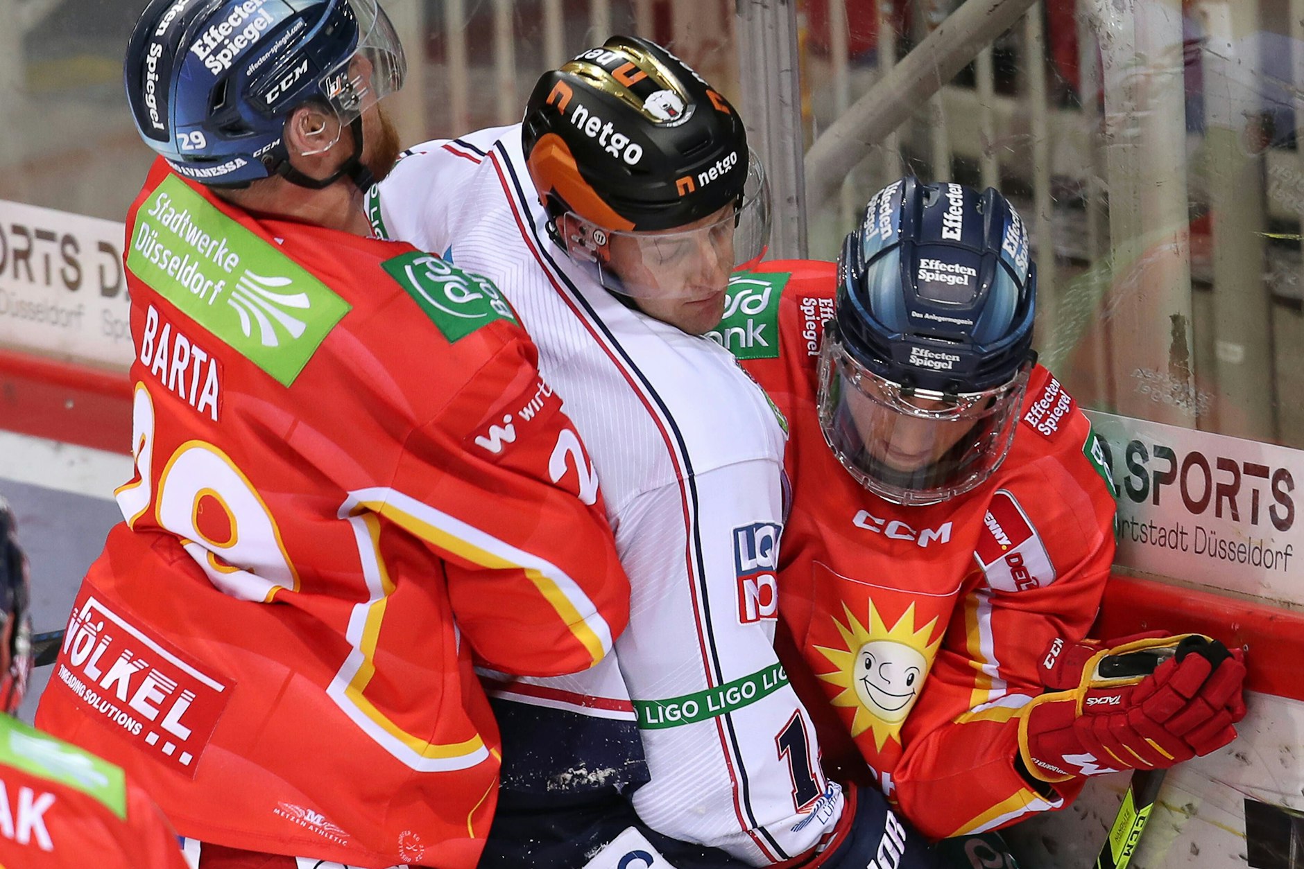Die Eisbären werden wie hier Manuel Wiederer in Düsseldorf trotz langer Führung noch in die Mangel genommen.