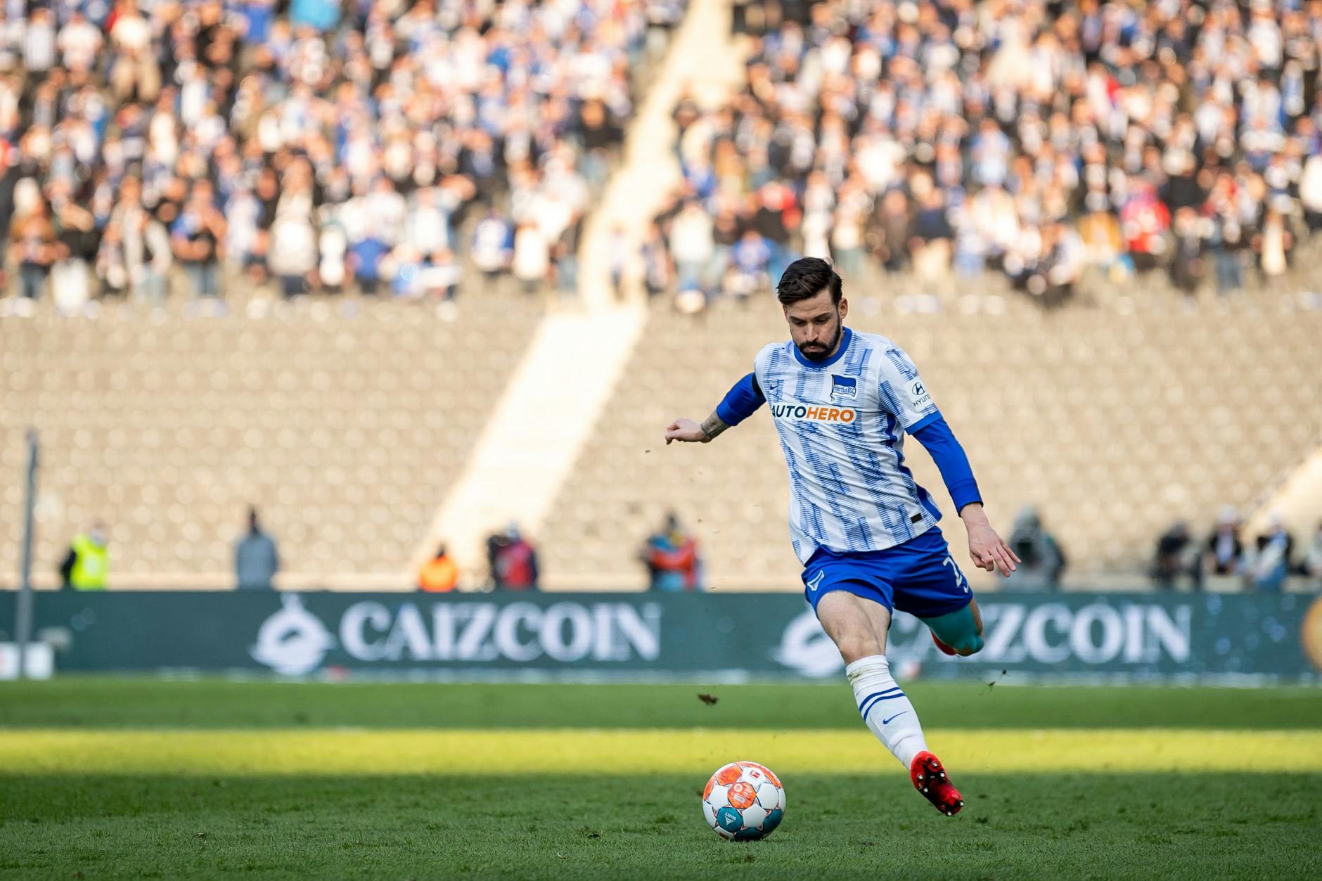 Herthas Marvin Plattenhardt läuft zum Freistoß an und lässt die Kugel scharf in den Strafraum fliegen.