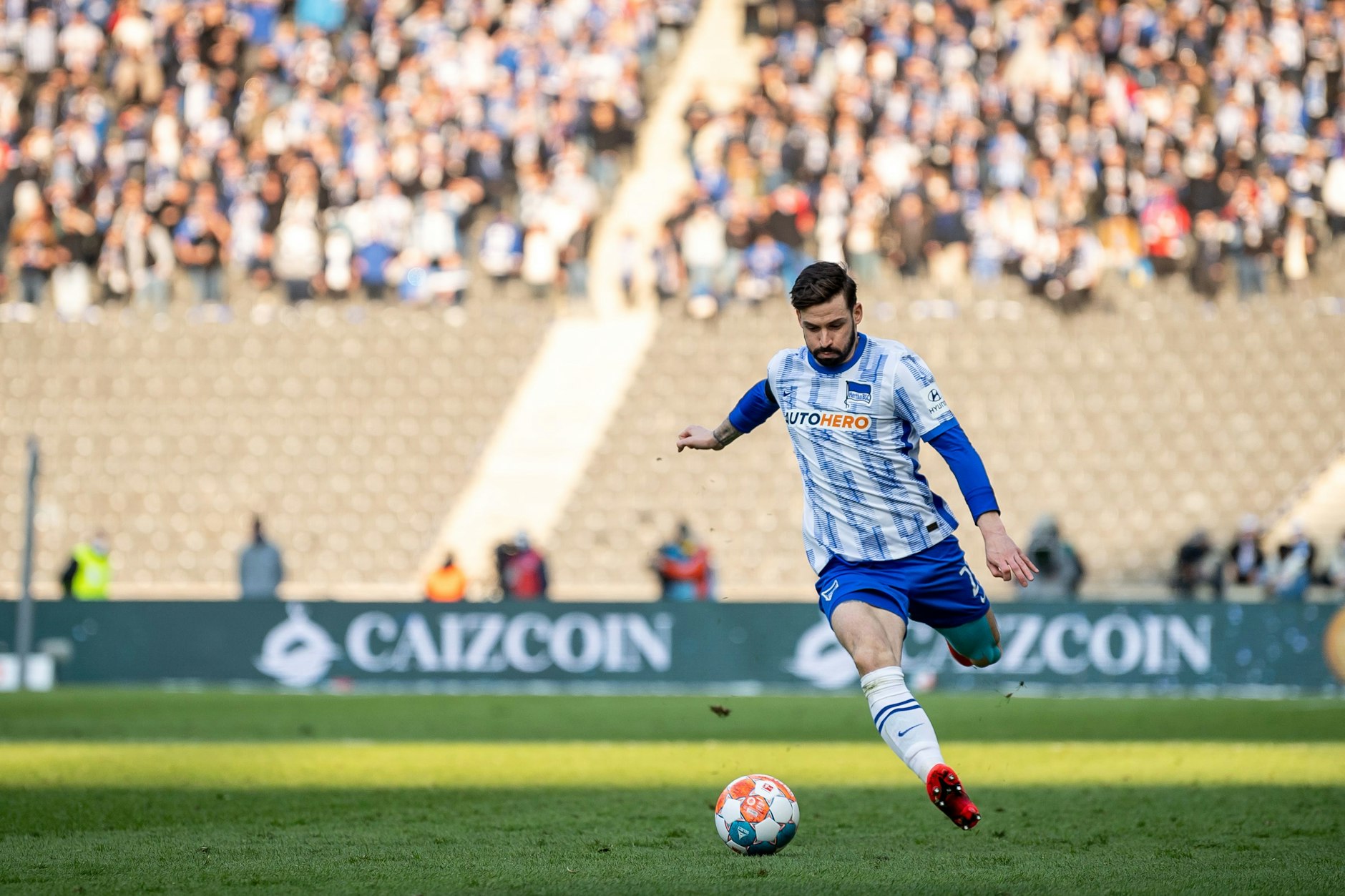 Herthas Marvin Plattenhardt läuft zum Freistoß an und lässt die Kugel scharf in den Strafraum fliegen.