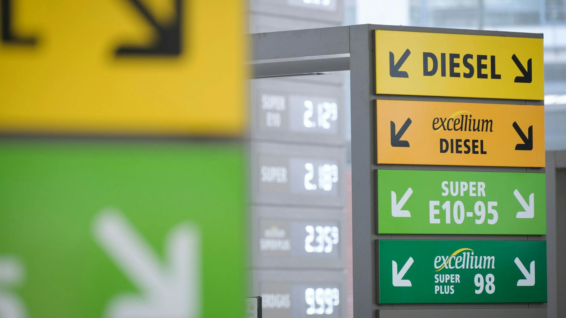 Spritpreise an einer Tankstelle: Statt eines Tankzuschusses, wie ihn Bundesfinanzminister Christian Lindner (FDP) vorgeschlagen hat, soll es jetzt ein Mobilitätsgeld geben, das nach Einkommen gestaffelt ist.